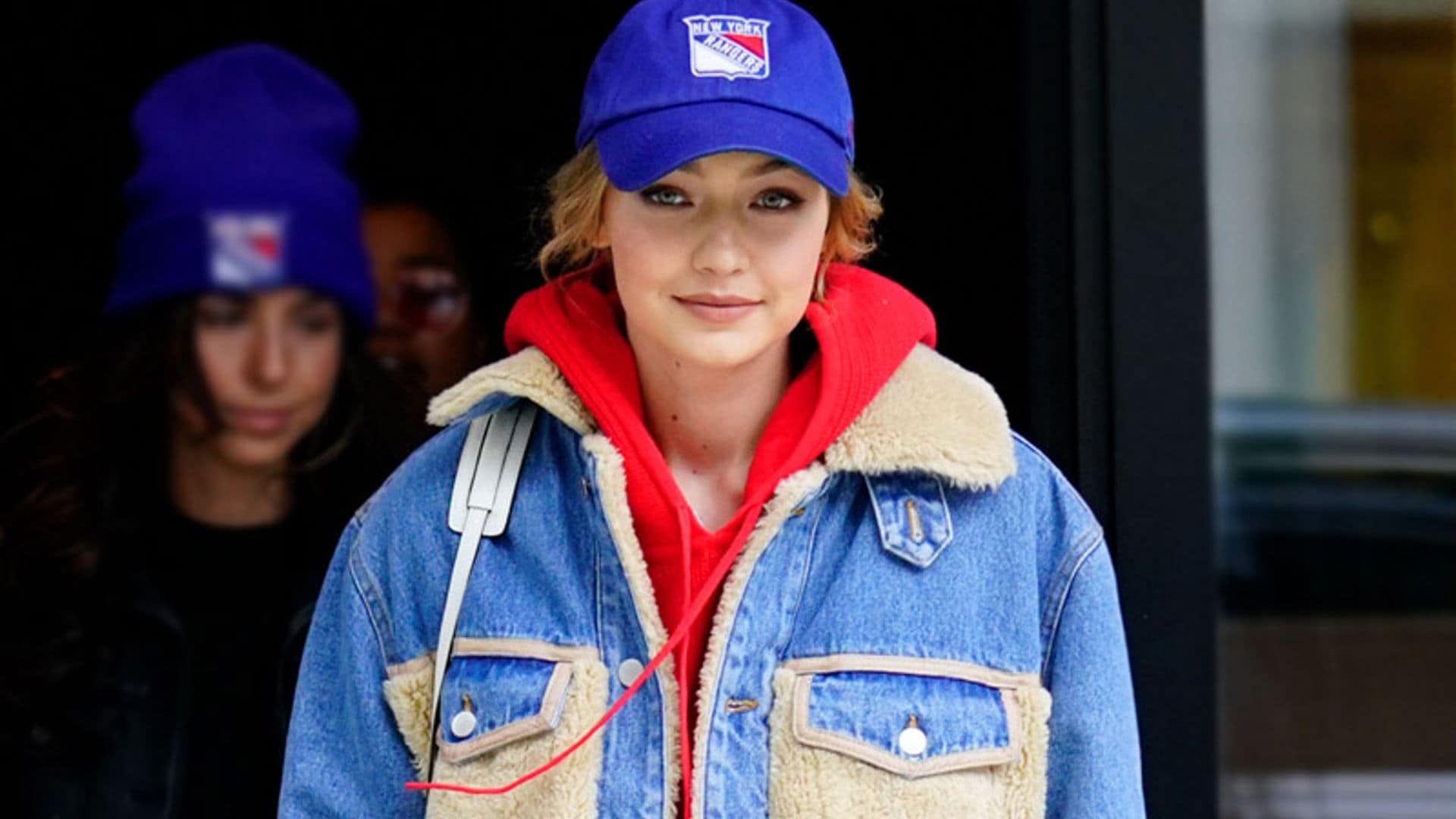 Gigi Hadid reinventa el look vaquero en 3 claves