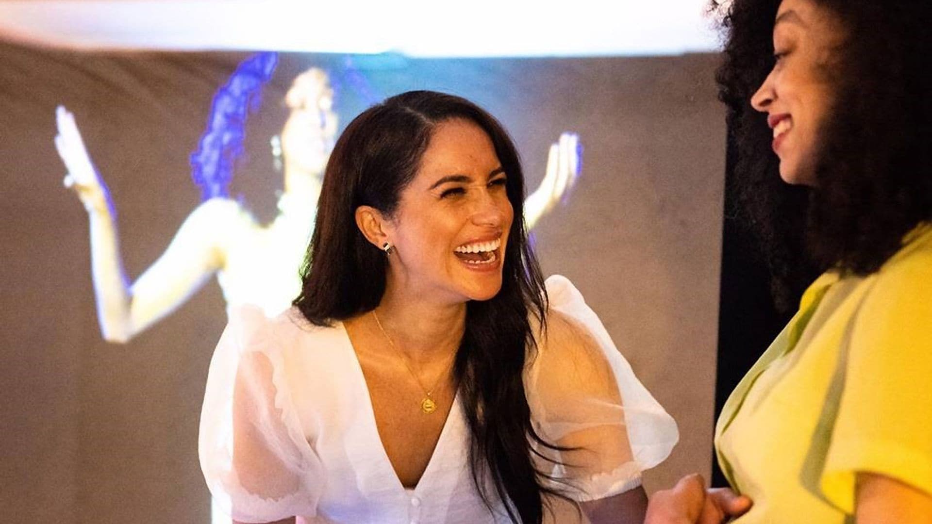 Sonriente y feliz, Meghan Markle 'vuelve' por sorpresa (y fuera de agenda) al teatro