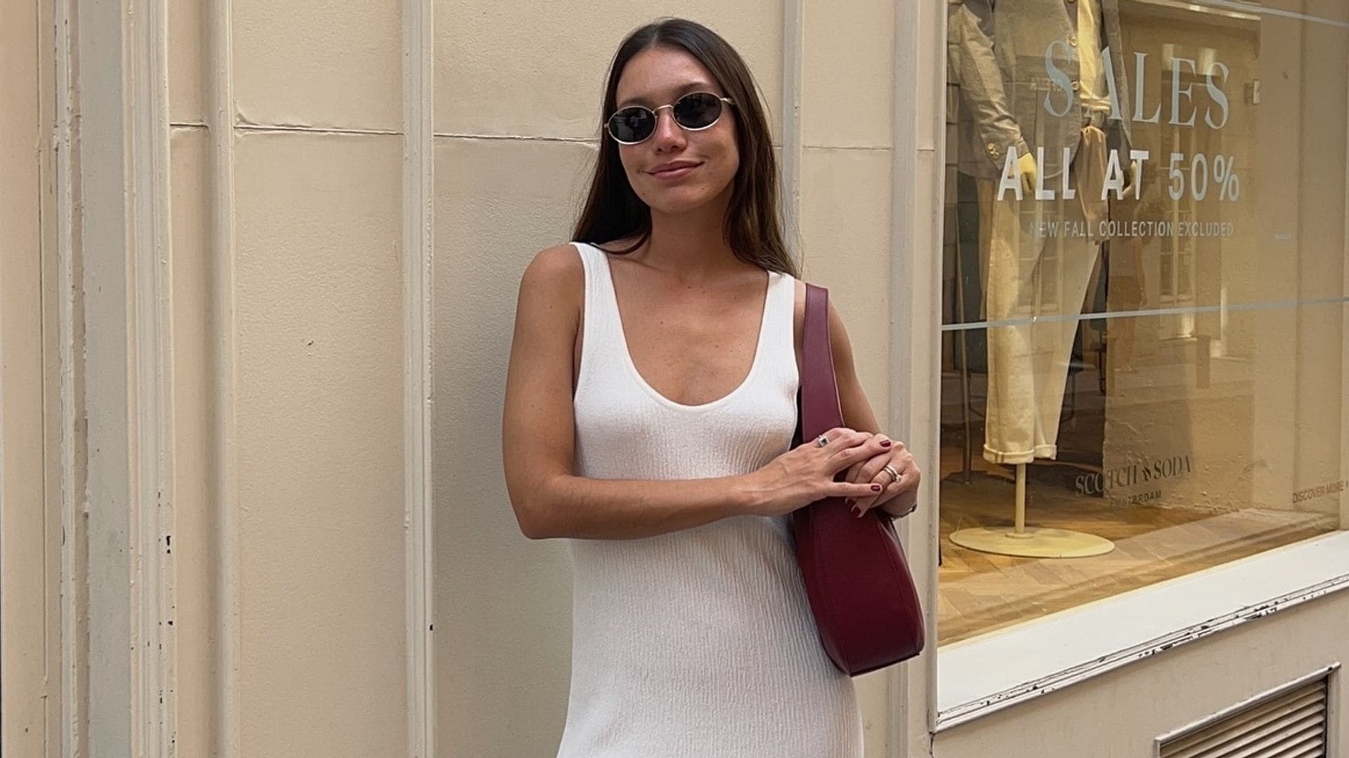 Melissa Villarreal con vestido blanco de Massimo Dutti y sandalias plateadas