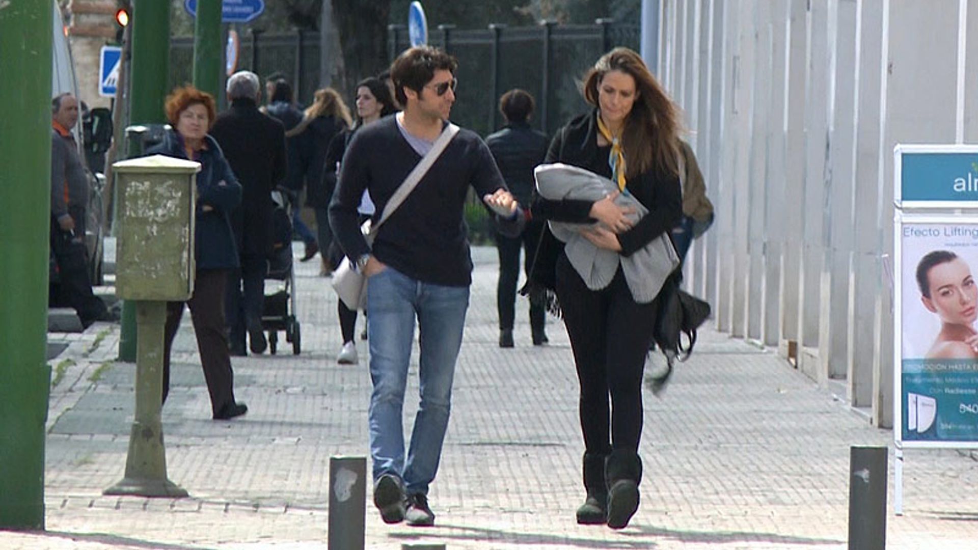 El primer paseo de Eva González y Cayetano Rivera con su hijo