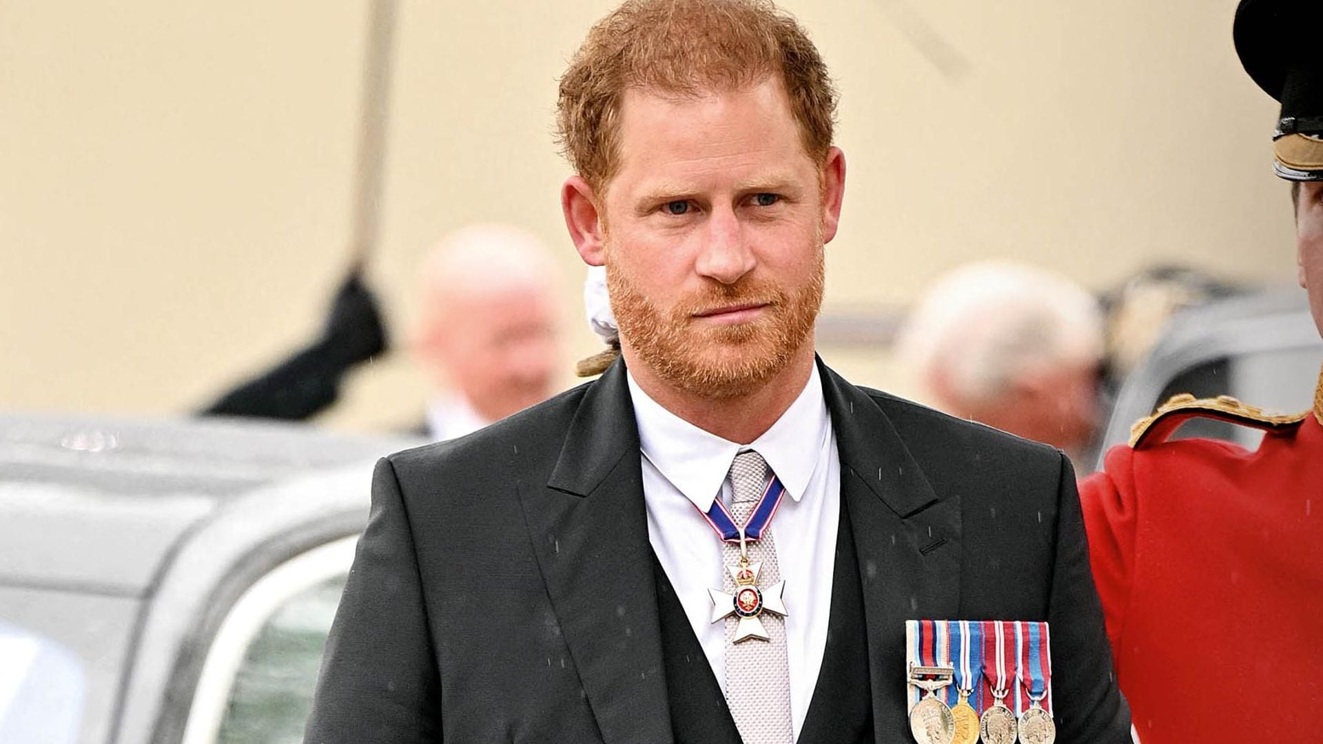 La soledad de Harry el día de la coronación de su padre