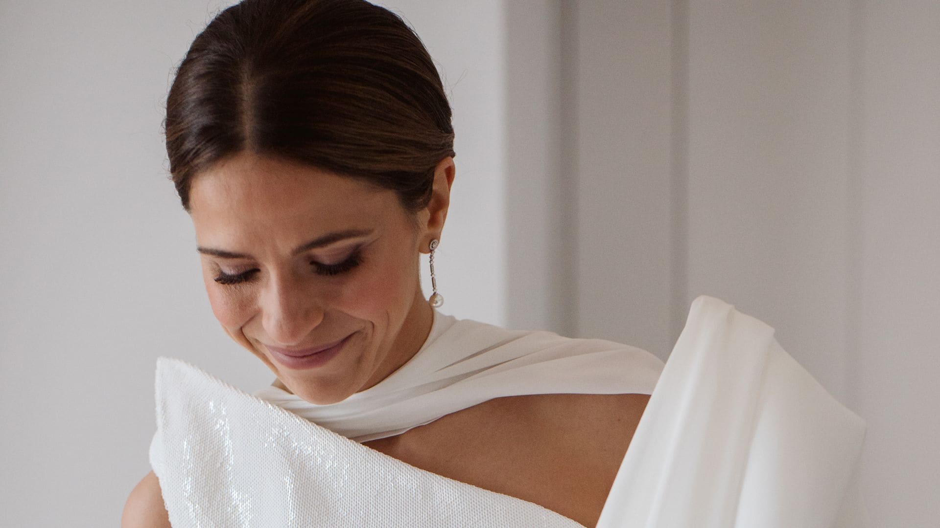 Un vestido de novia con lentejuelas y escote asimétrico para la boda de Ana en Pontevedra