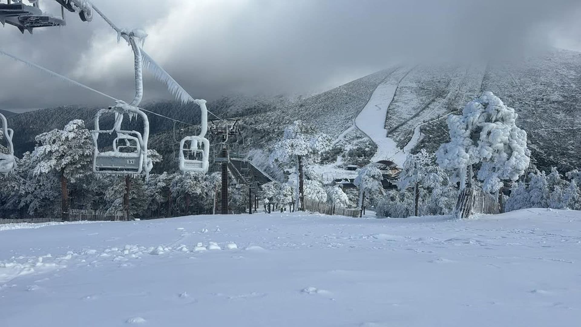 Telesillas nevados de la estación de esquí del Puerto de Navacerrada