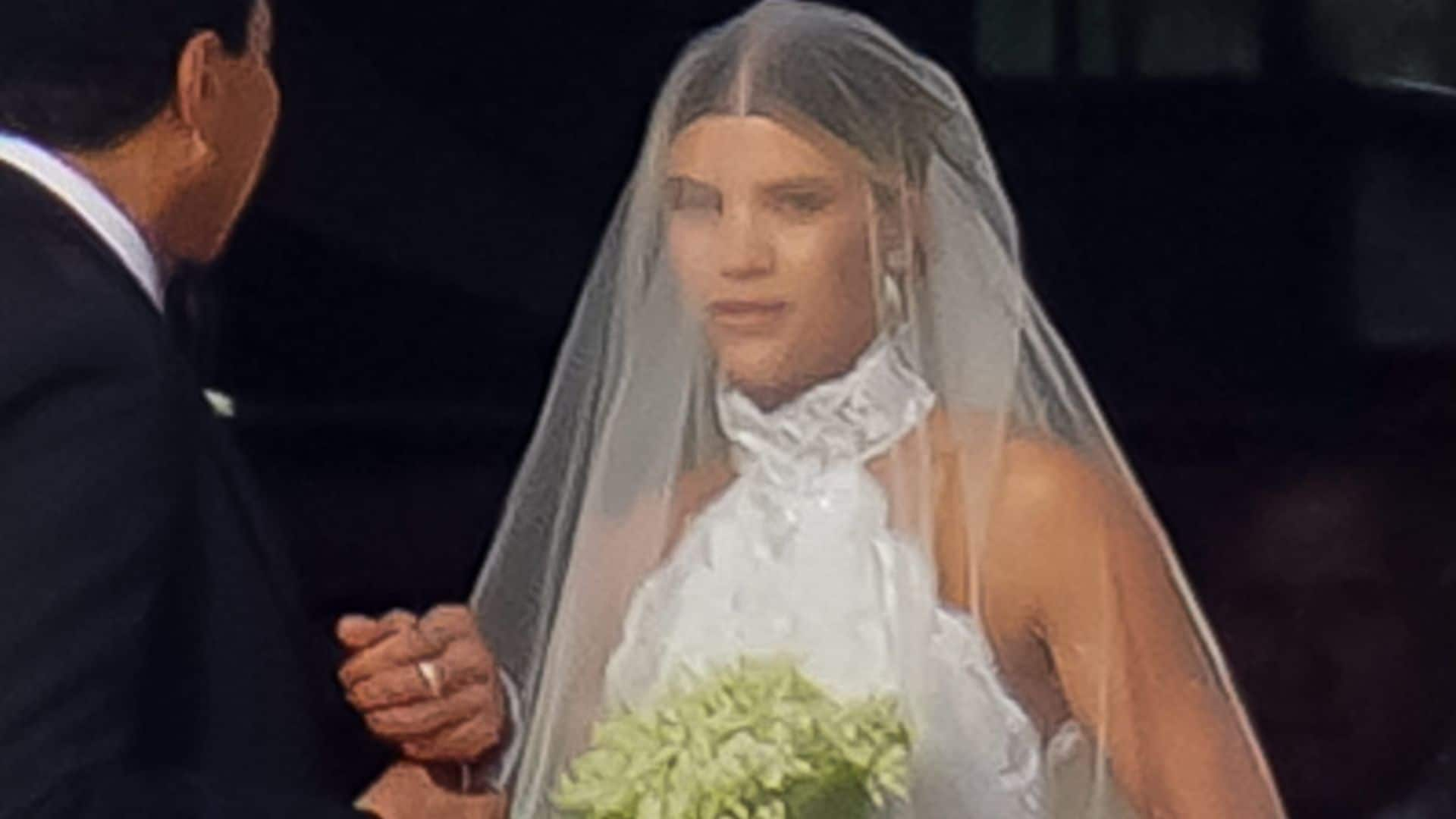 Sofia Richie apuesta por un vestido de novia con el escote que ya llevó Meghan Markle para su boda