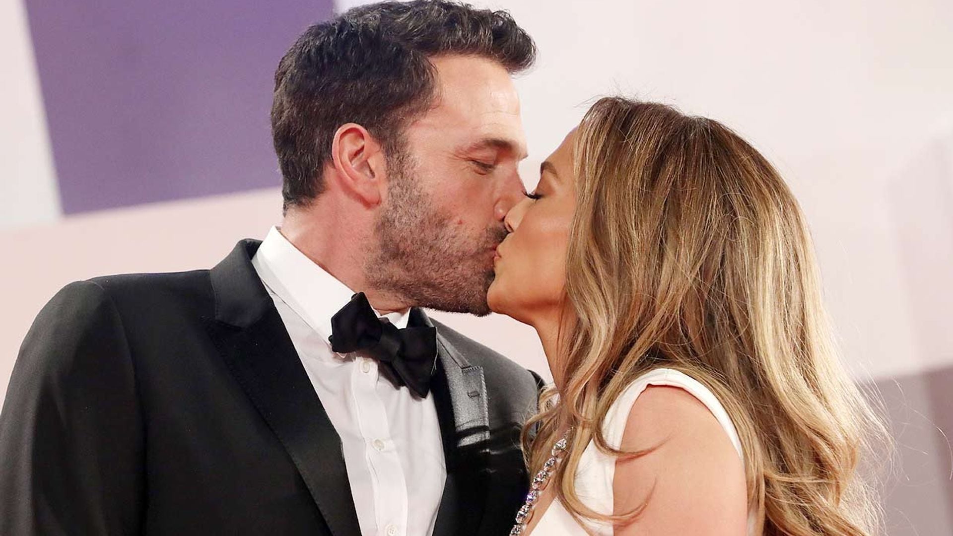 Jennifer Lopez y Ben Affleck se comen a besos en Venecia en su primer posado oficial