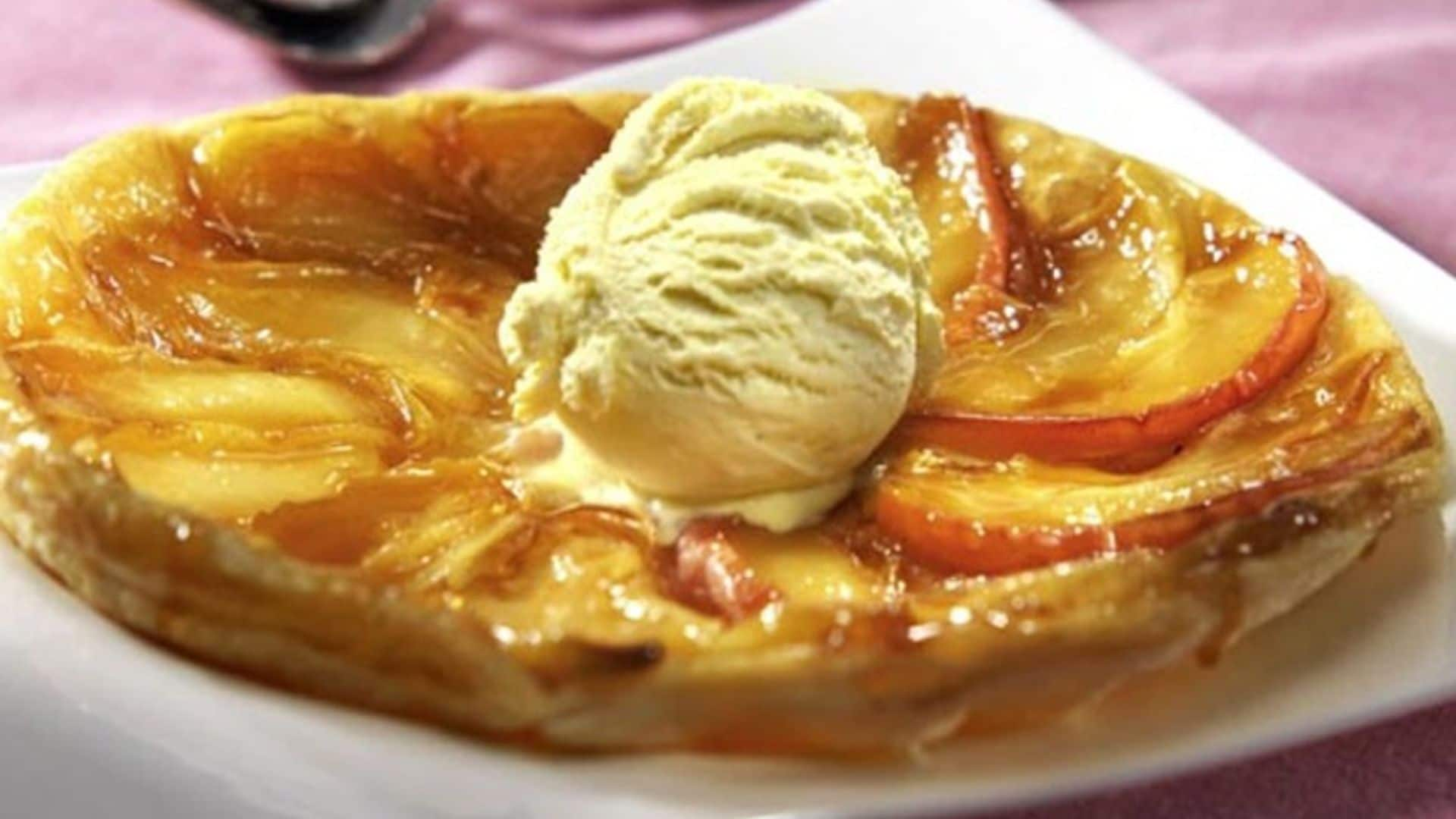 Tarta de manzana con helado