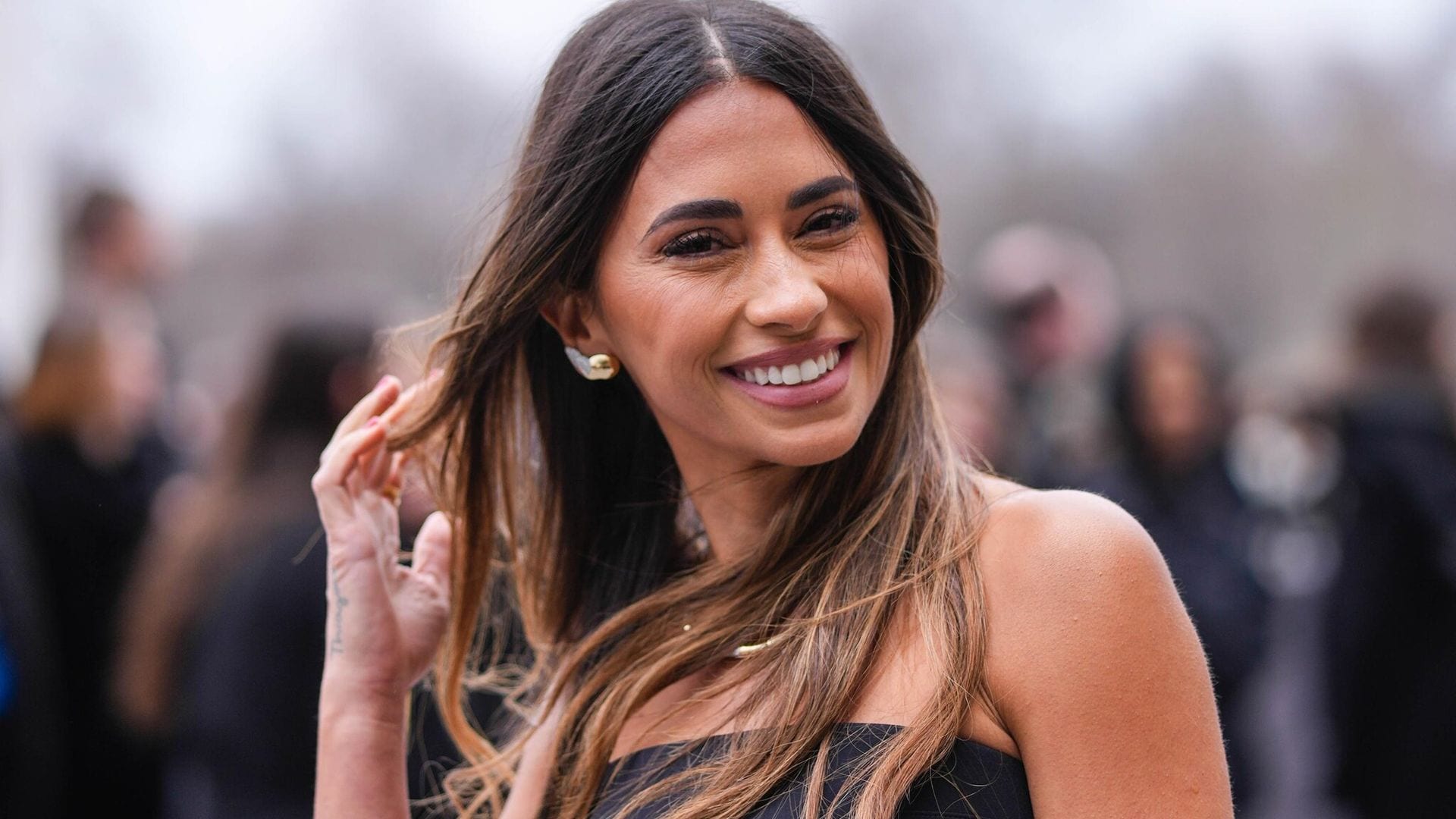 Antonela Roccuzzo, esposa de Messi, roba miradas a su paso por el Paris Fashion Week