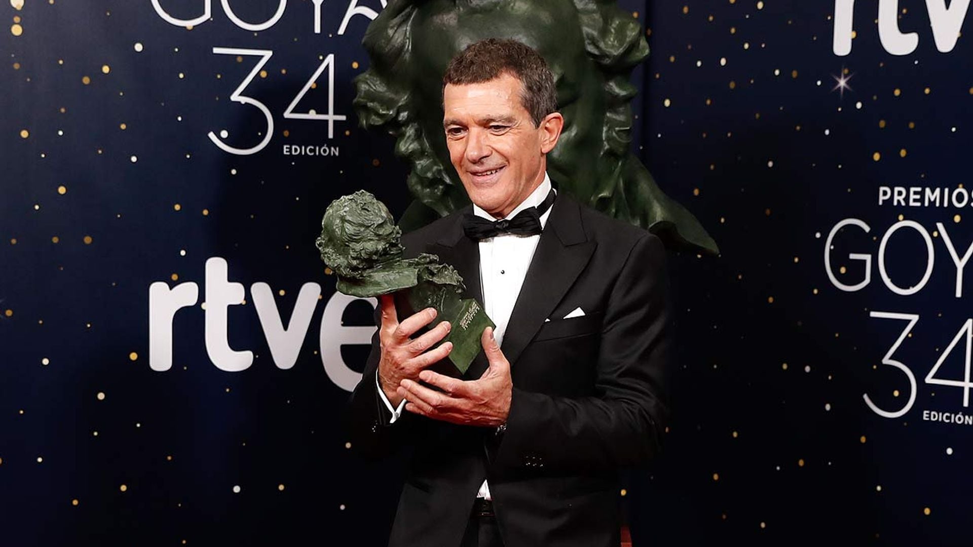 ¡Doble premio! Antonio Banderas recuerda en su discurso que se cumplen tres años de su gran susto