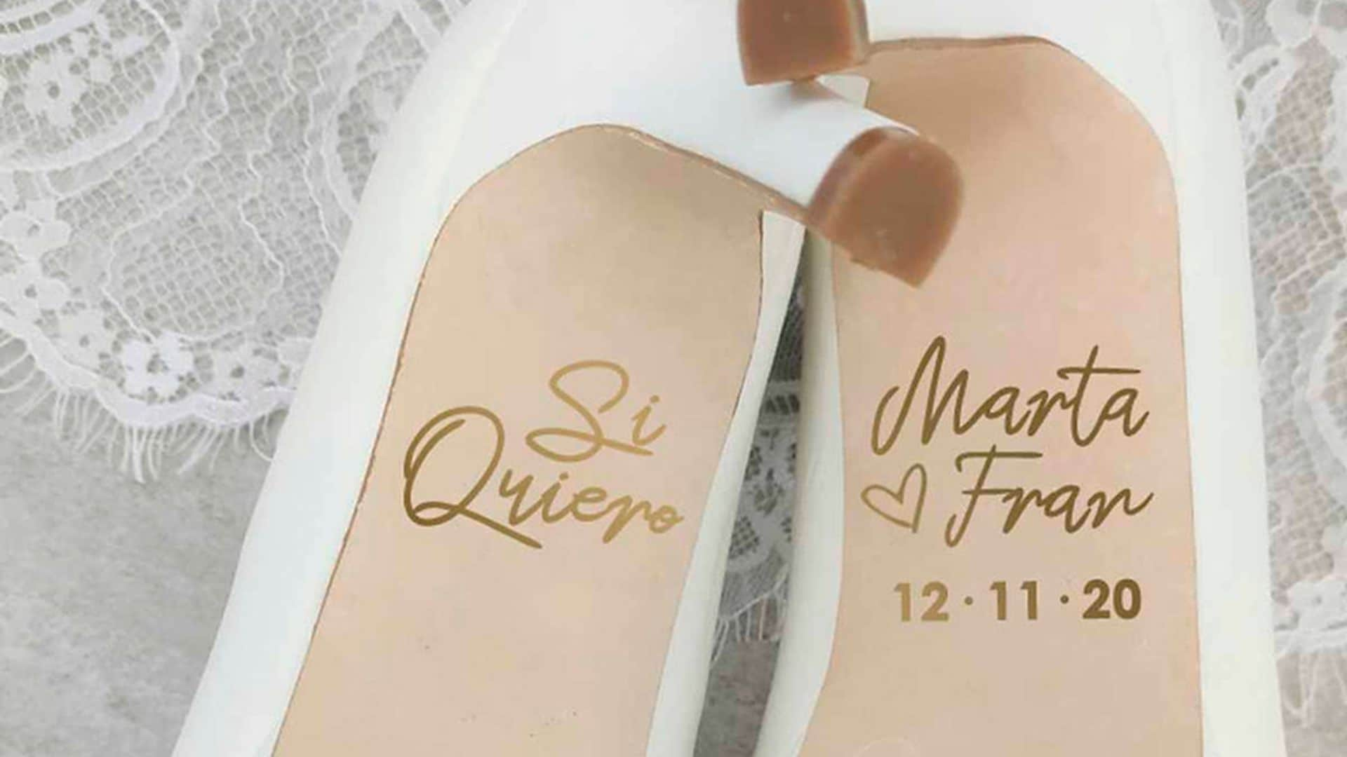 Decora la suela de tus zapatos de novia con mensajes románticos