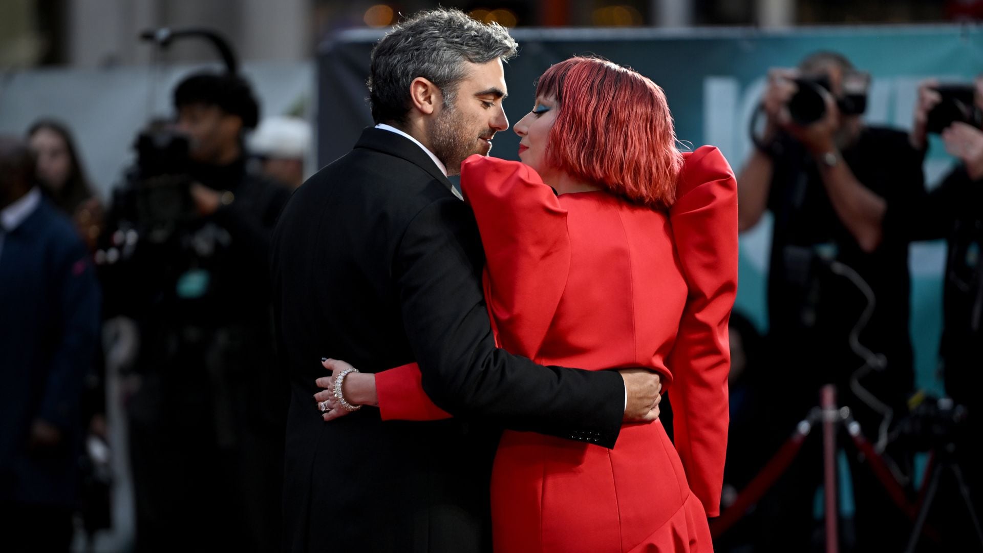 Lady Gaga revela la poco convencional forma en que le propuso matrimonio su novio