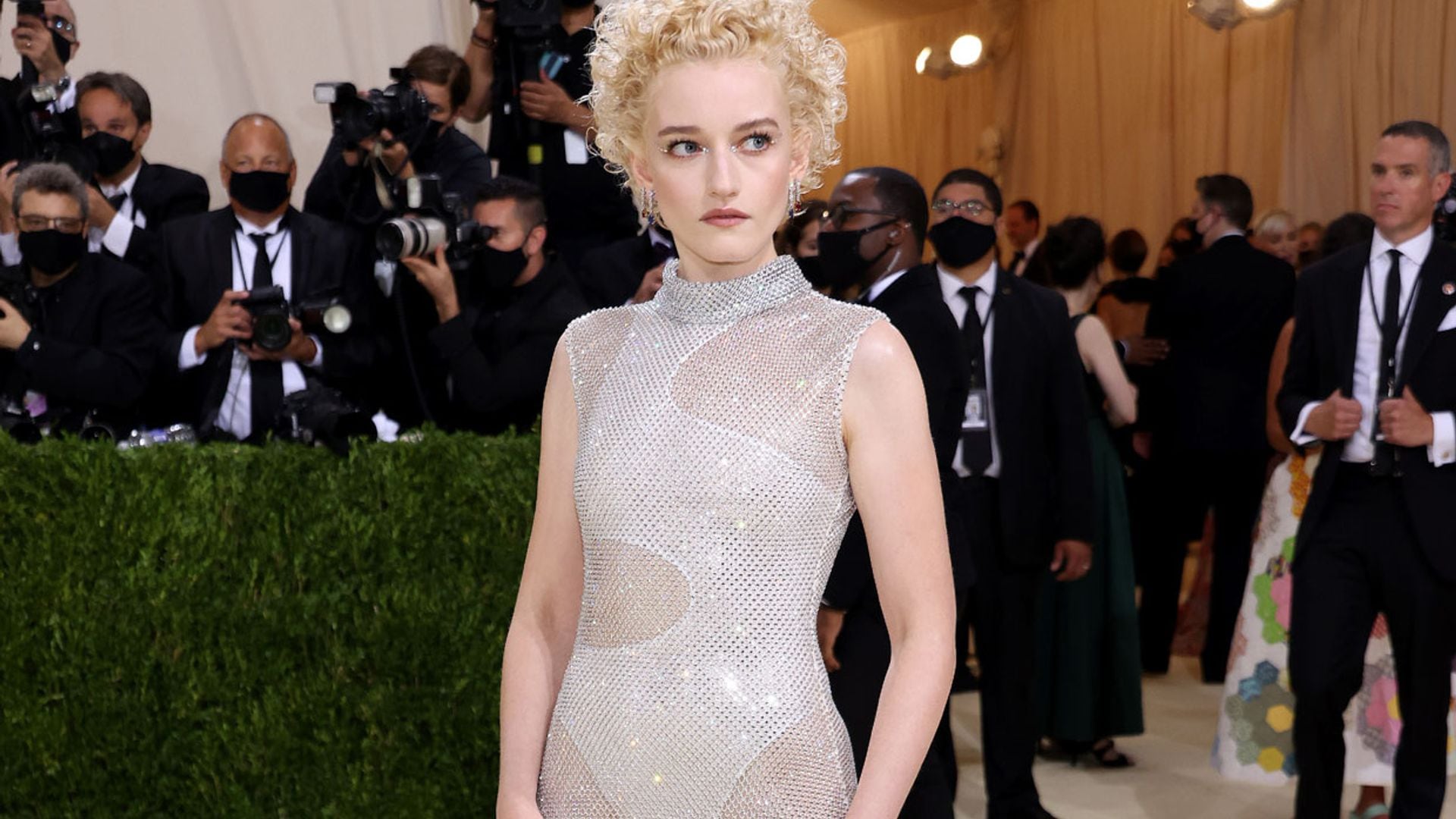 Julia Garner, la protagonista de 'Quién es Anna', impacta con su estilo 'old Hollywood'