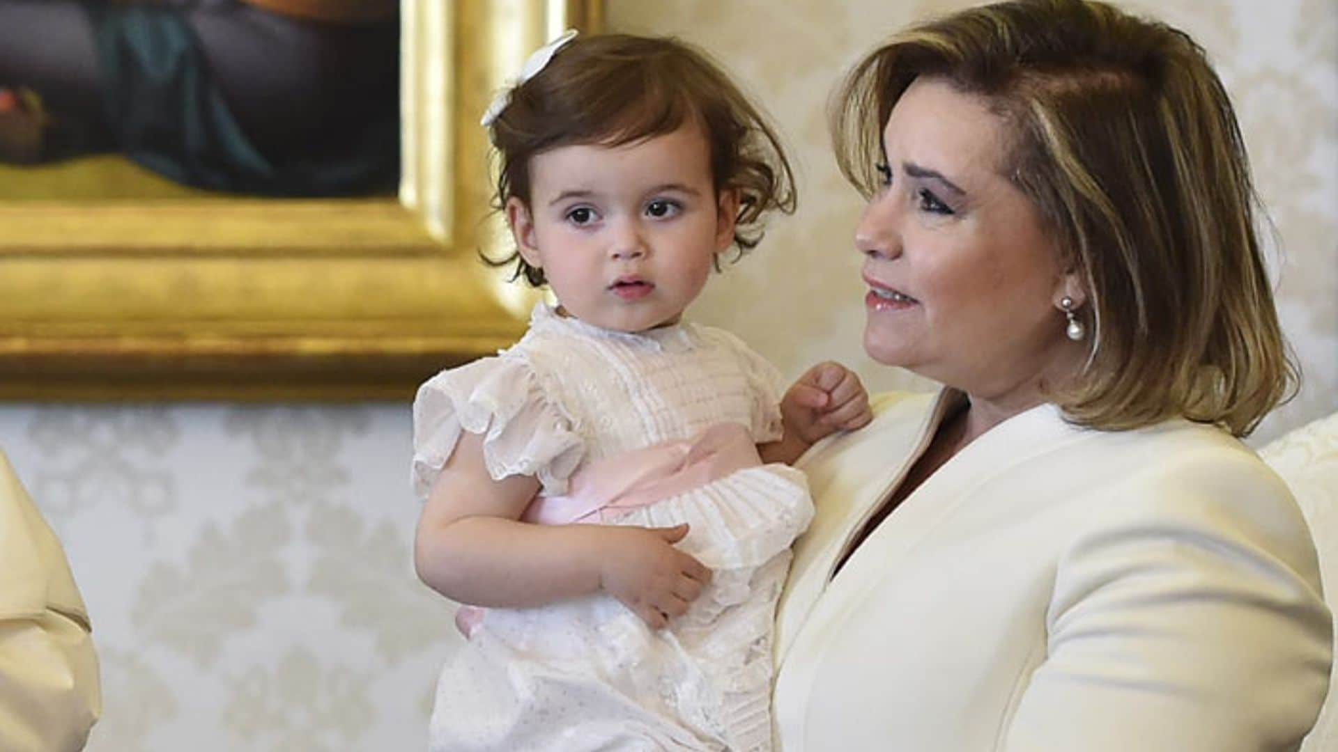 La pequeña Amalia de Luxemburgo, enorme protagonista en la visita de la Familia Ducal al Papa