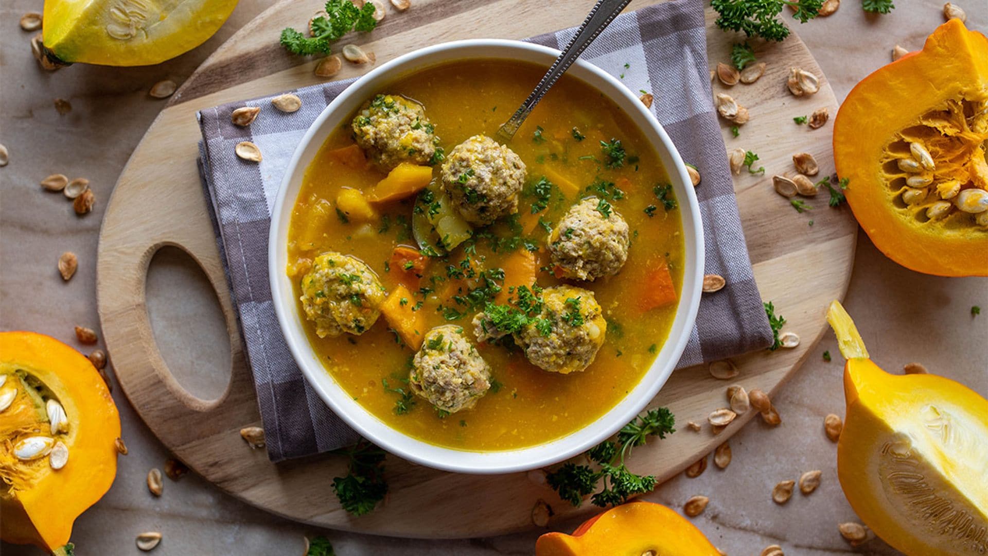 Sopa de albóndigas con calabaza