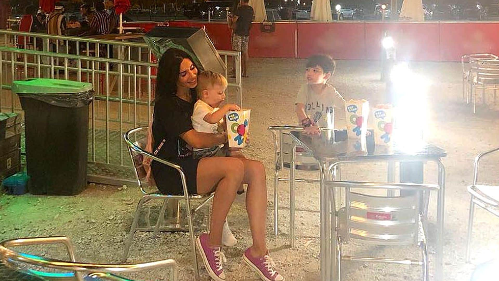 'Mamá trabajando y los peques explorando': Pilar Rubio se lleva a sus hijos a una sesión de fotos