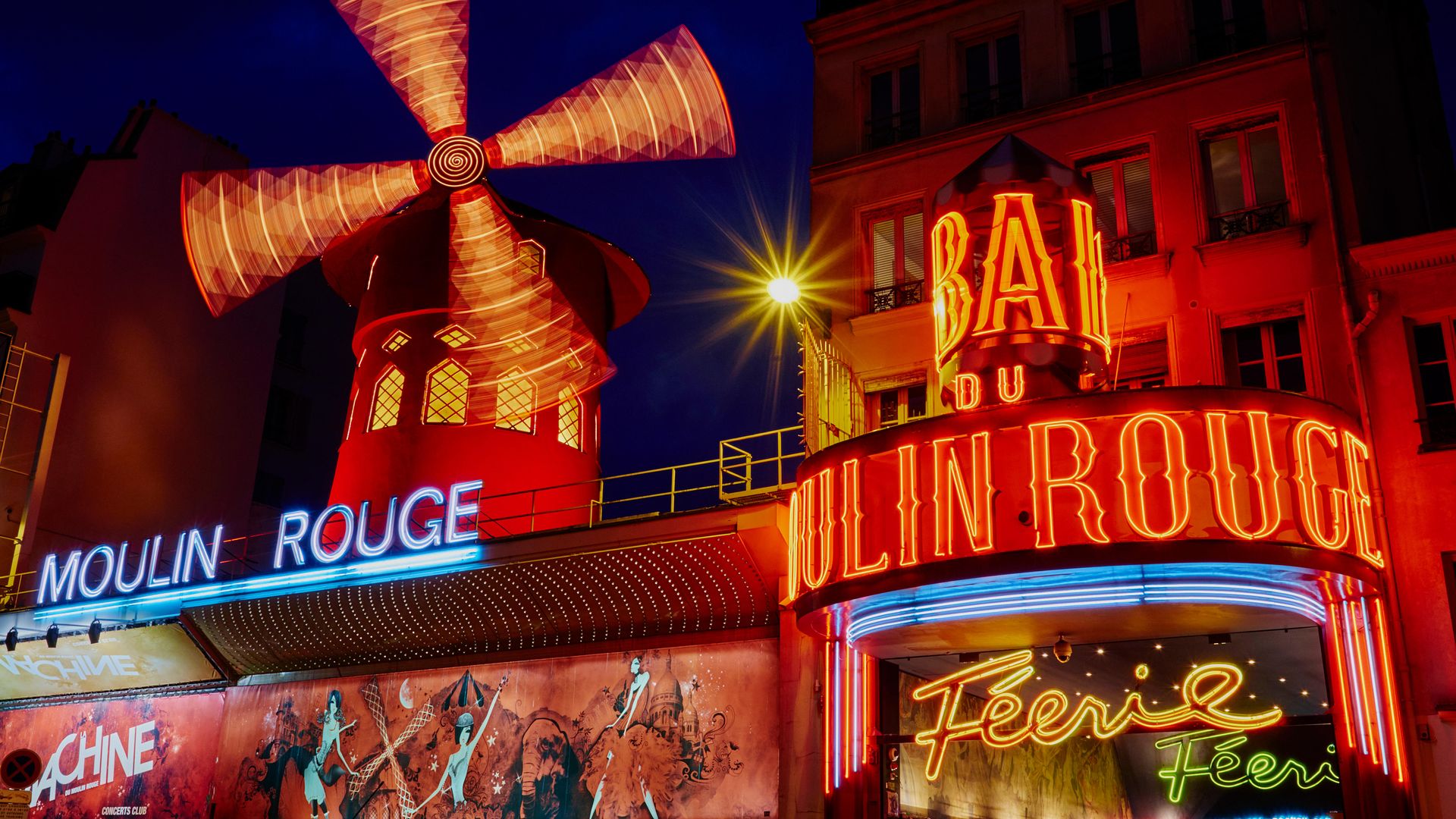 El cabaret Moulin Rouge, en el barrio de Pigalle, en París