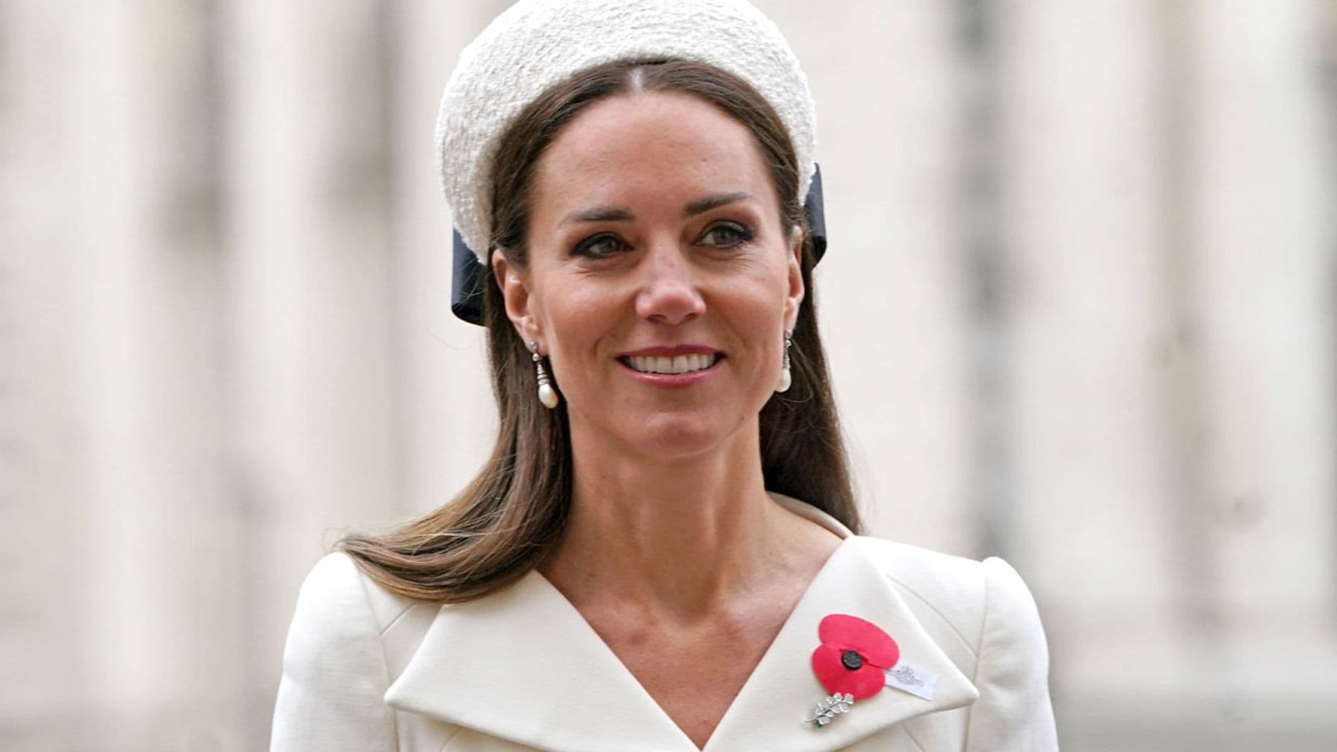 Kate Middleton, solemnidad pura con un tierno guiño a su hija y pendientes de Diana de Gales