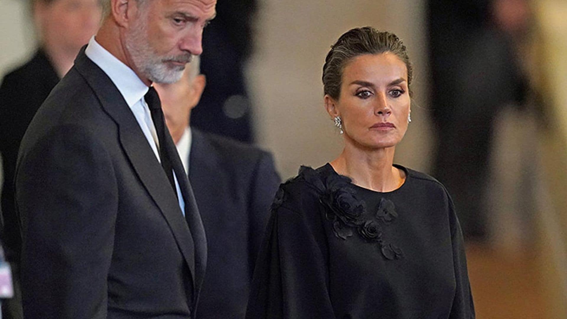 Los reyes Felipe y Letizia, junto a otros líderes mundiales, presentan sus respetos a Isabel II en la capilla ardiente de Westminster