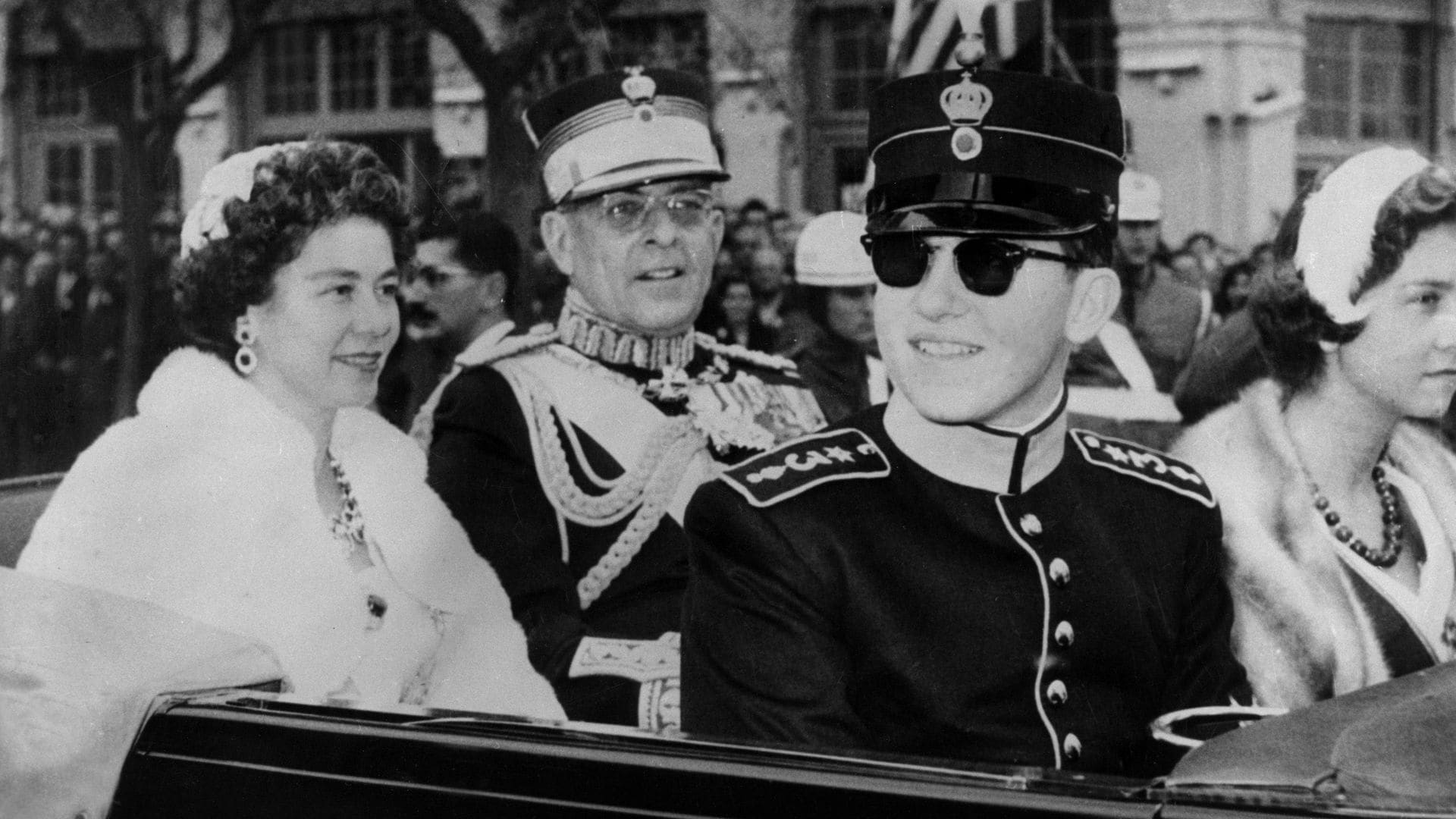 La Familia Real griega en octubre de 1957 en Atenas a la salida de un servicio religioso en la Iglesia de San Demetrio de Salónica durante una festividad nacional para conmemorar la liberación de esa región. Entonces reinaba Pablo I, a su lado estaba la reina Federica, y delante dos de sus hijos: el príncipe heredero Constantino de Grecia y la primógenita princesa Sofía. En cinco años la princesa Sofía se casaría con el entonces príncipe España, en siete moriría el rey Pablo y en diez la Familia Real griega tendría que emprender el último de sus exilios.