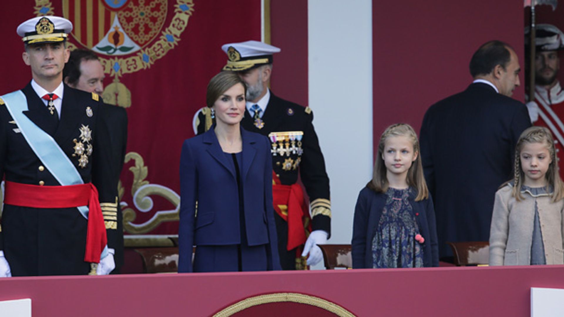 Los Reyes presiden el desfile de la Fiesta Nacional junto a sus hijas