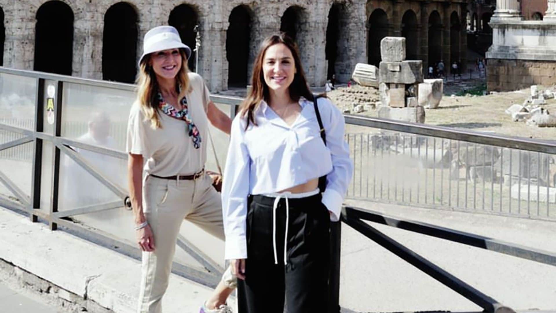 Tamara Falcó apuesta por la tendencia cañera de Zara en Roma: camisa 'crop' y pantalones cargo