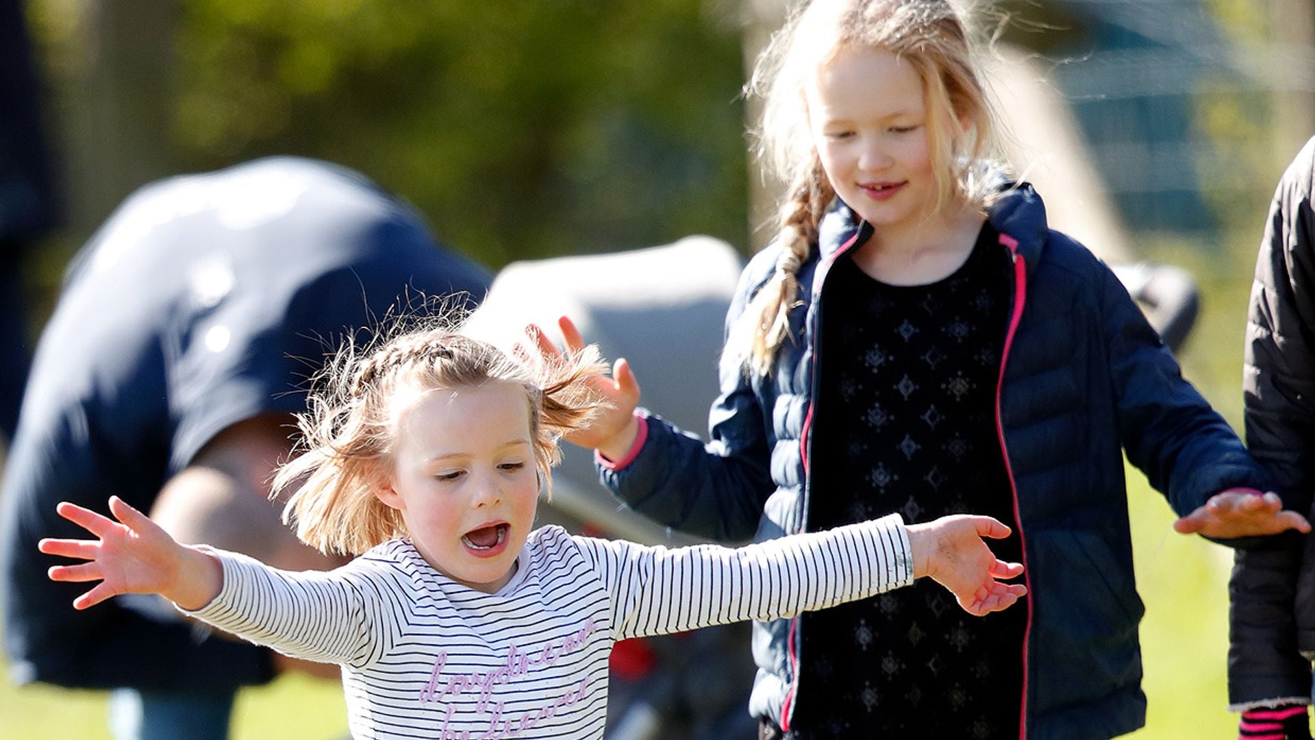 Piruetas, carreras... las travesuras de Mia Tindall no tienen fin