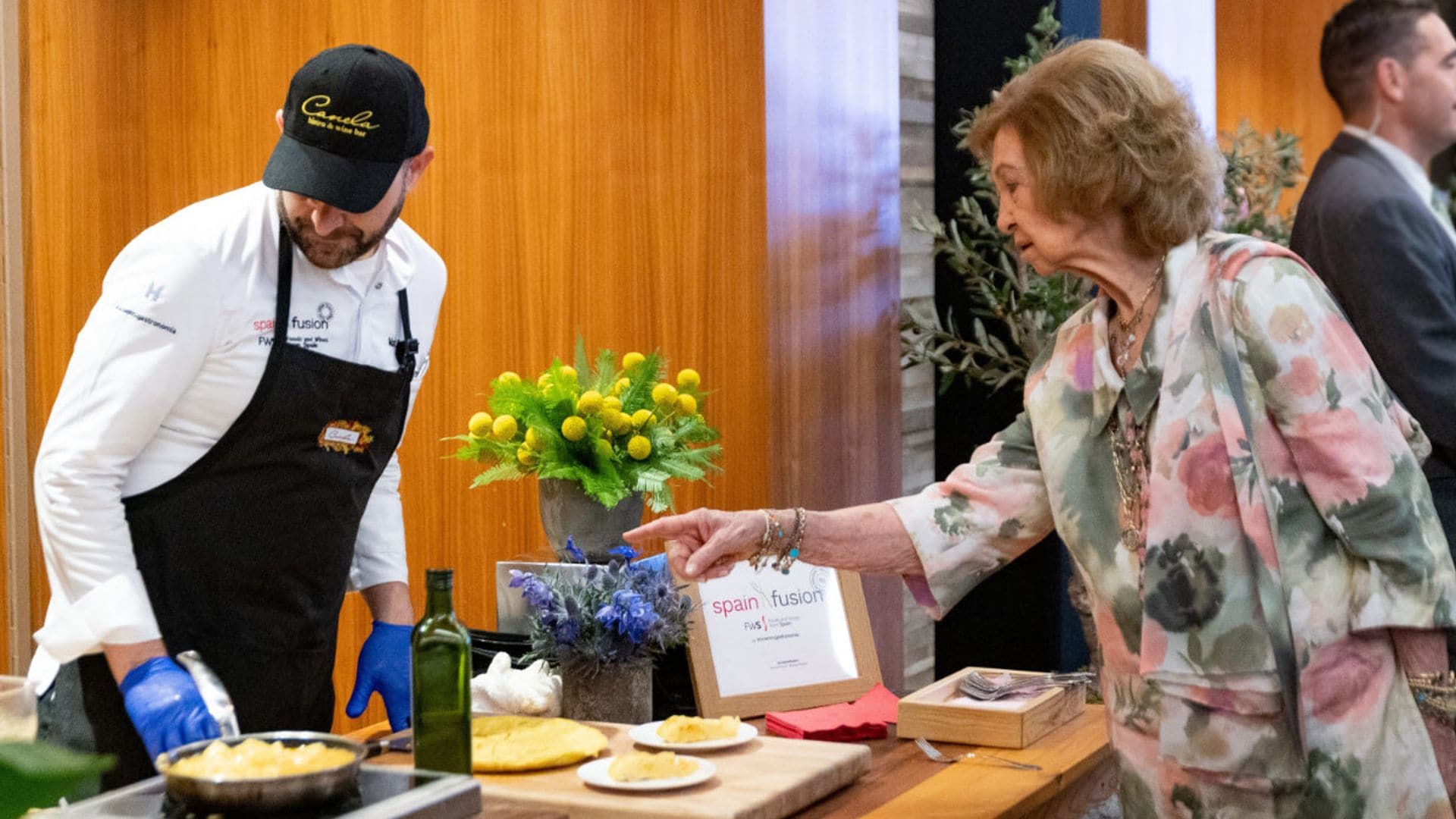 La reina Sofía promociona en Houston la comida española, primer acto de una minigira por Texas