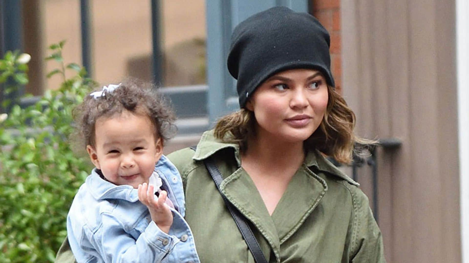 Chrissy Teigen comparte orgullosa la primera imagen 3D de su hijo