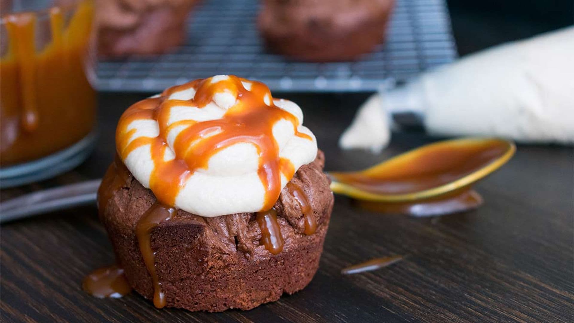 'Mini brownies' con nata y caramelo salado