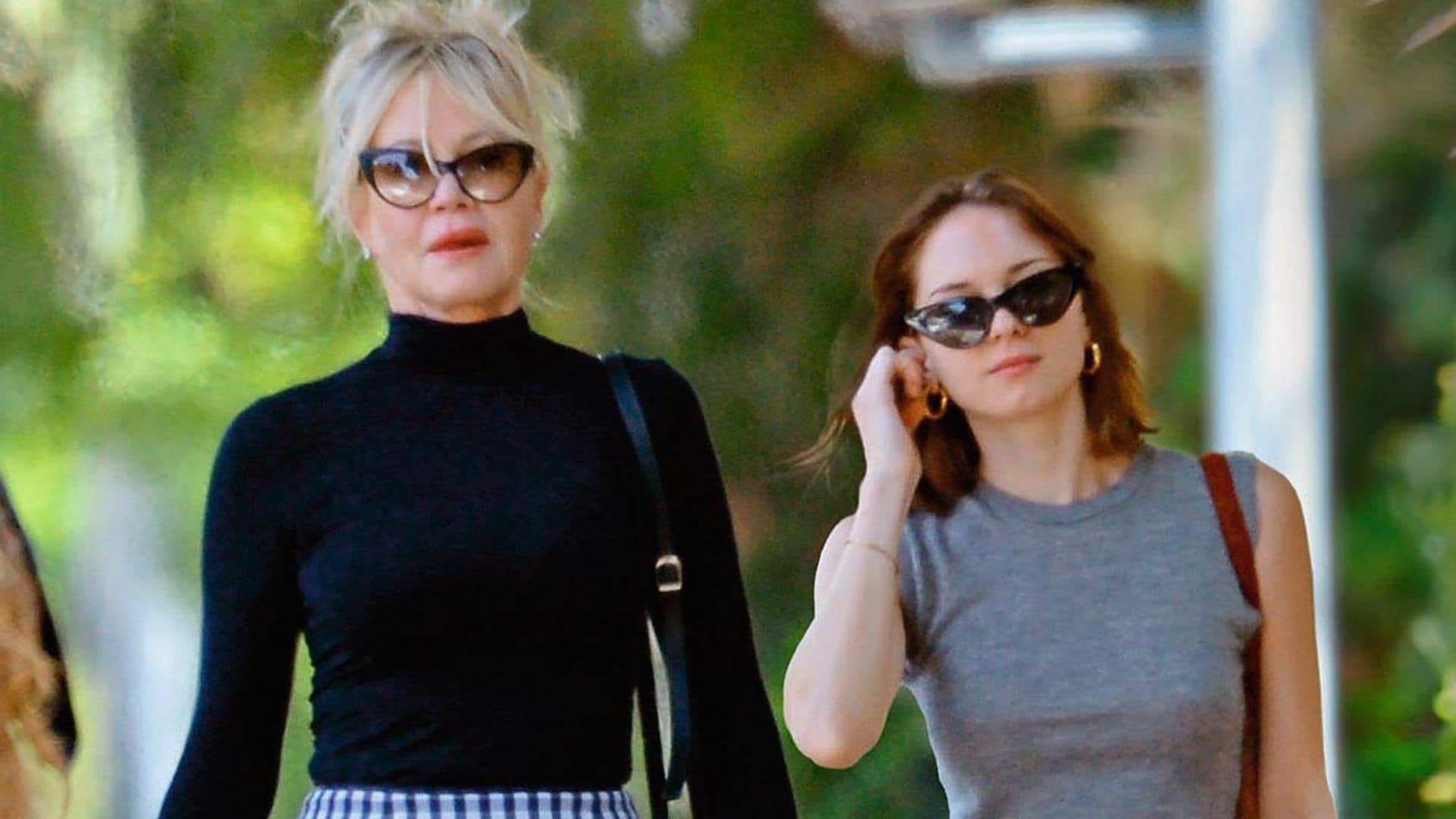 Melanie Griffith y Stella Banderas: las imágenes que demuestran la conexión de estilo (y mucho más) de madre e hija