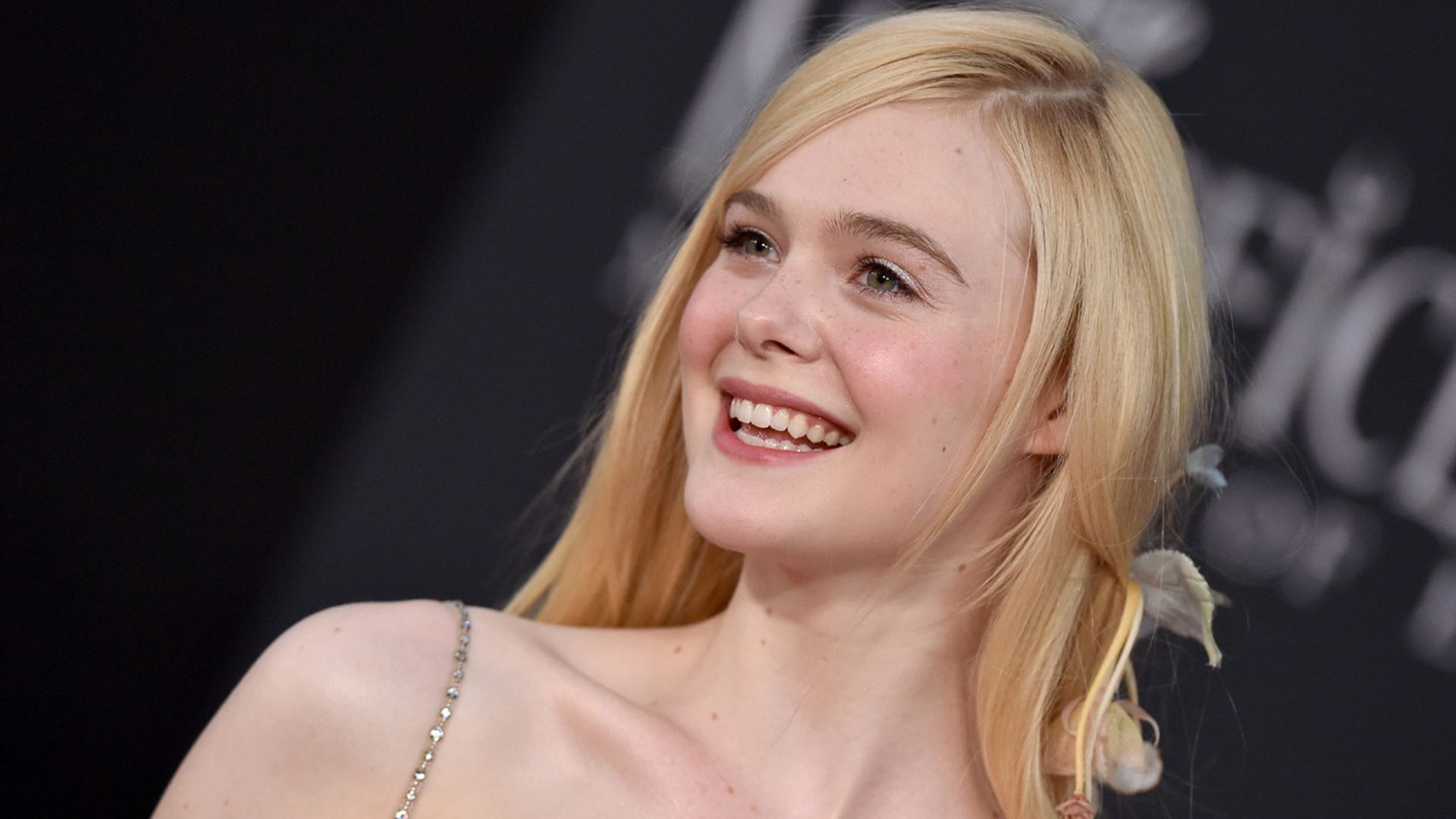 Un labial de 10 euros, aceite de uva y otros cosméticos sin los que Elle Fanning no podría vivir