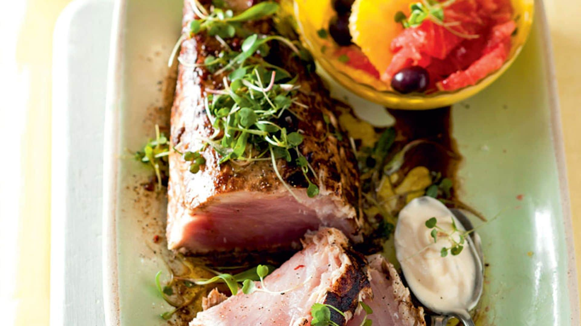 Lomo de atún asado con ensalada de naranja y pomelo rosa