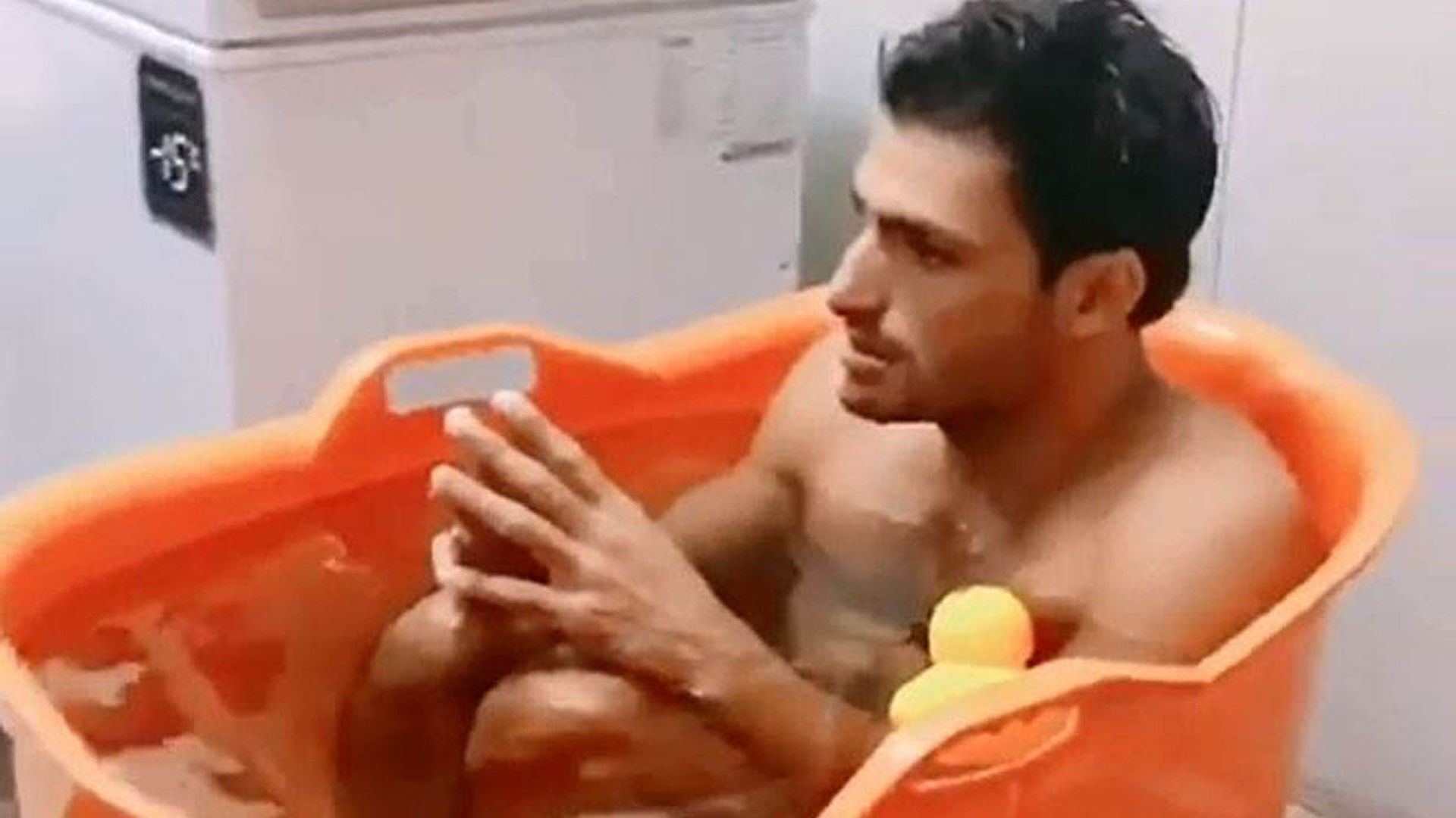 ¡Como un niño! Carlos Sainz Jr, baño con patitos antes de la competición