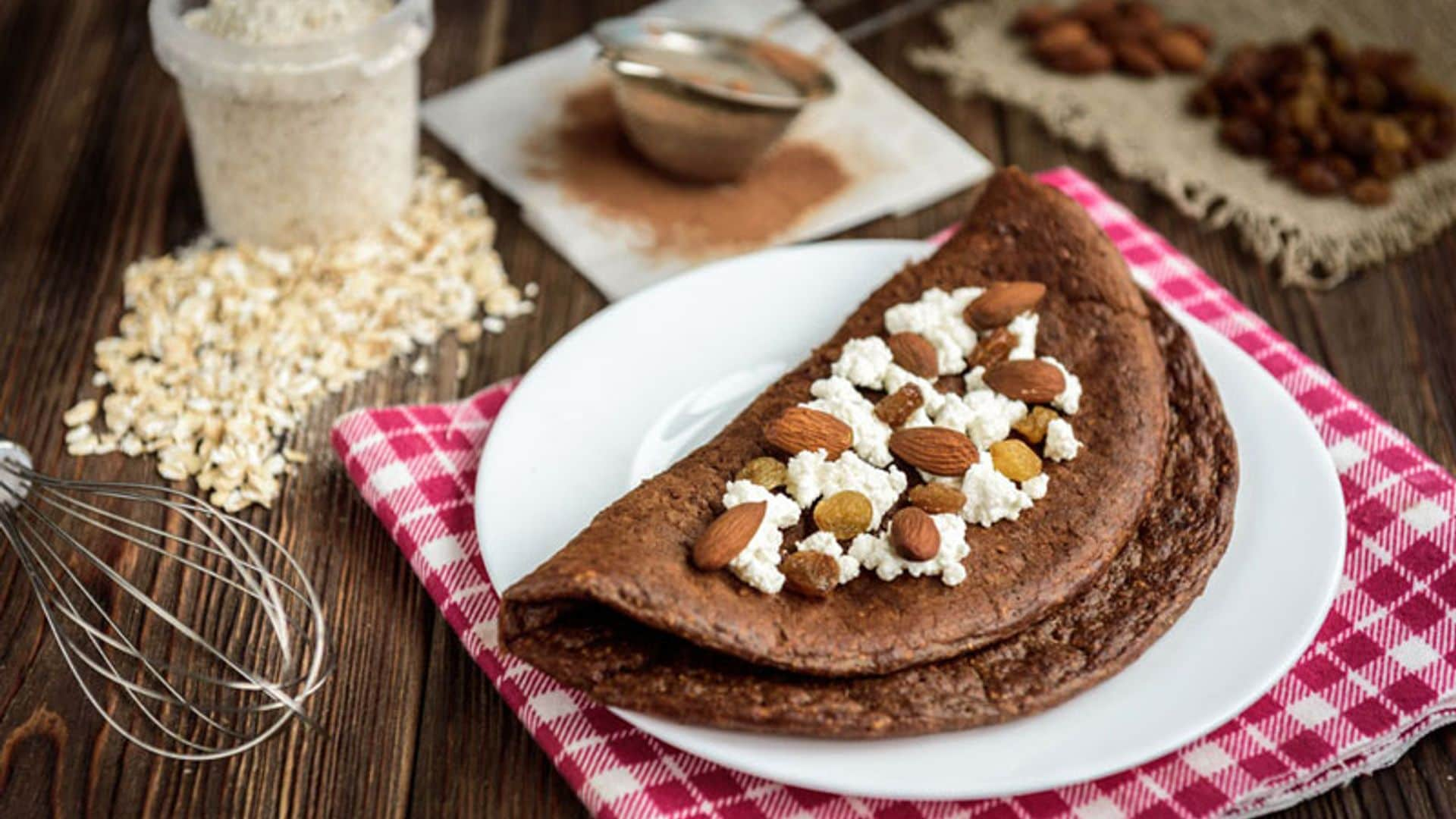 Tortitas de avena y chocolate con requesón, almendras y pasas