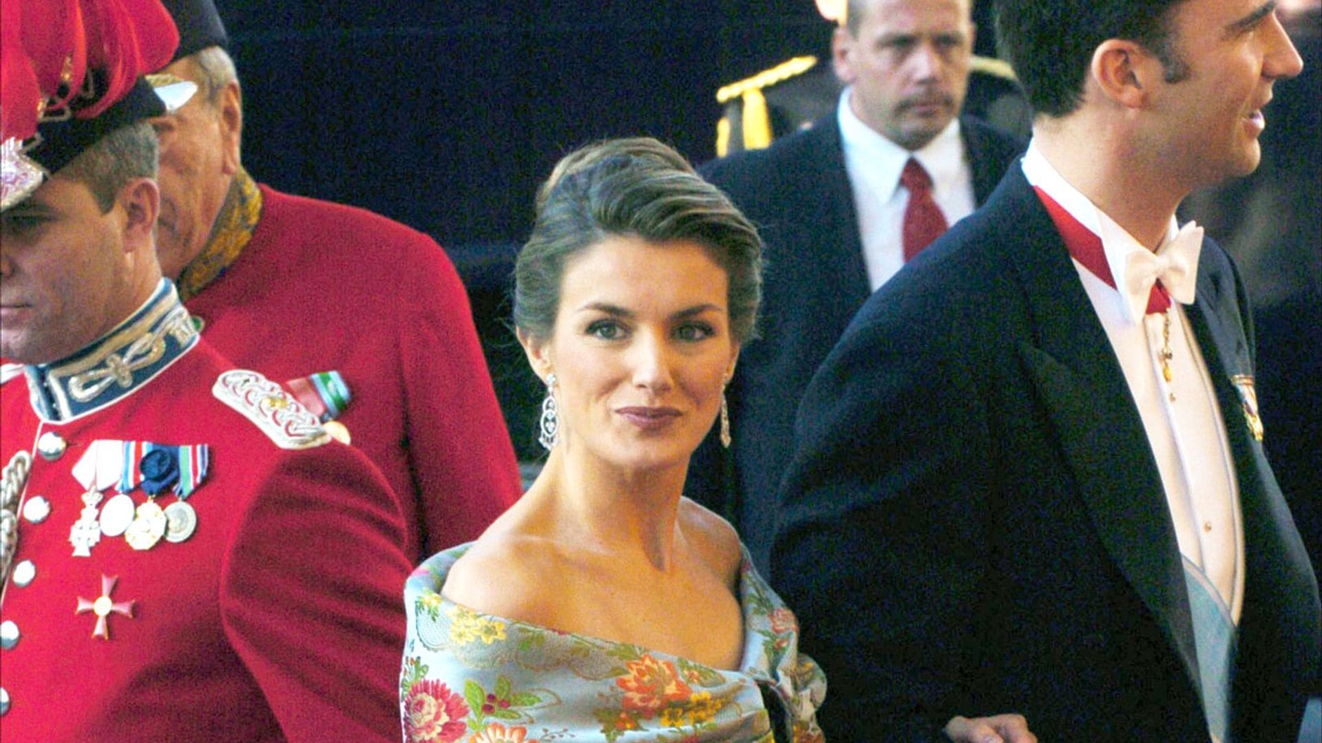 Doña Letizia fascinó con un corsé español en su puesta de largo ante la realeza hace 19 años