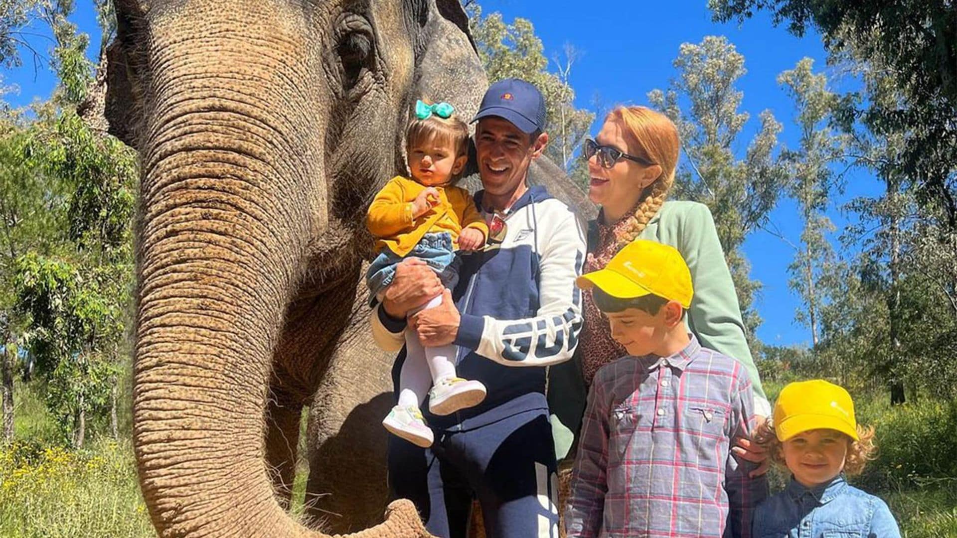 La apasionante visita al zoo de Víctor Janeiro y Beatriz Trapote con sus hijos ¡entre rinocerontes y elefantes!