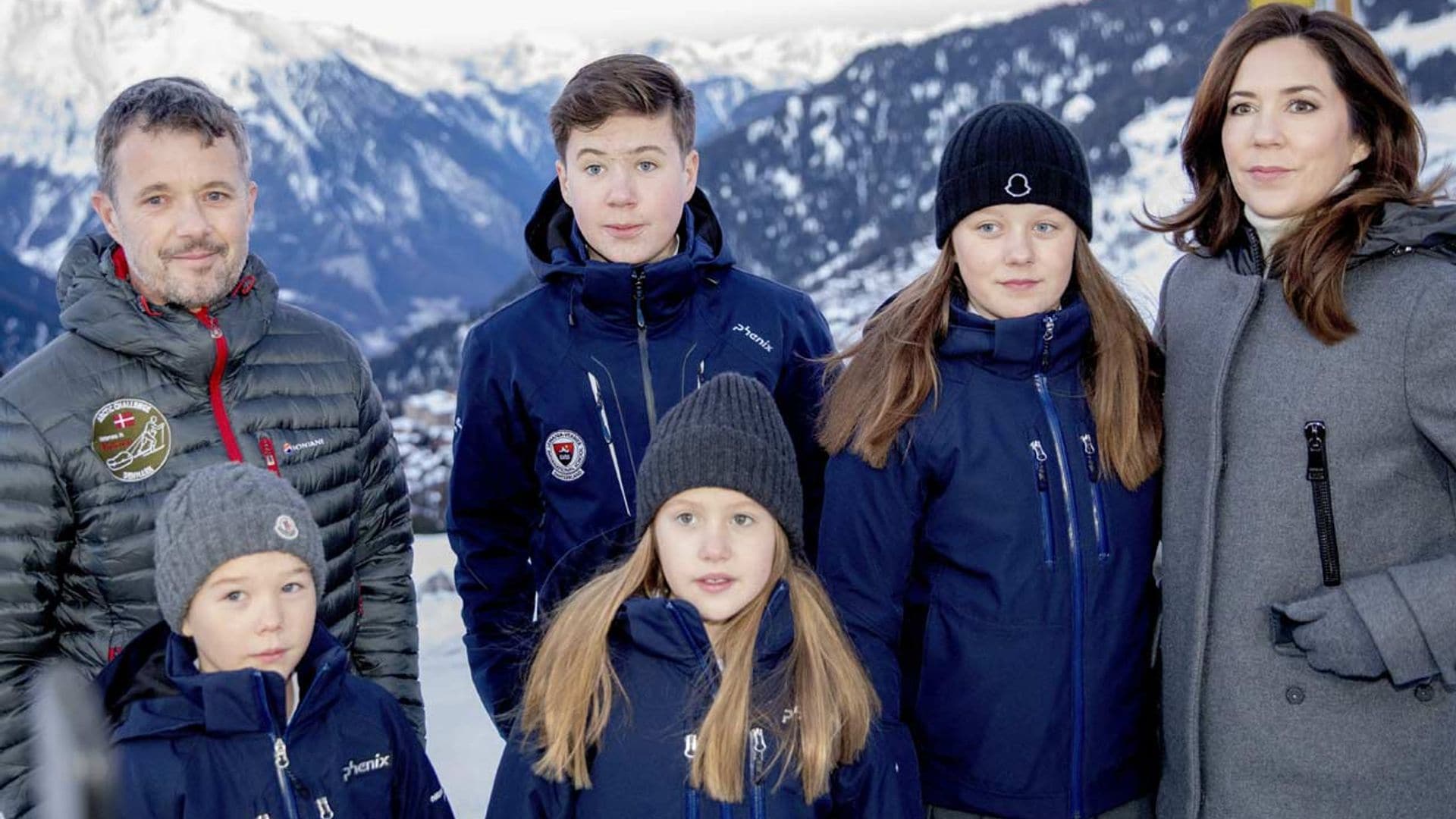 Federico y Mary de Dinamarca arropan a sus hijos en su primer día de colegio en Suiza