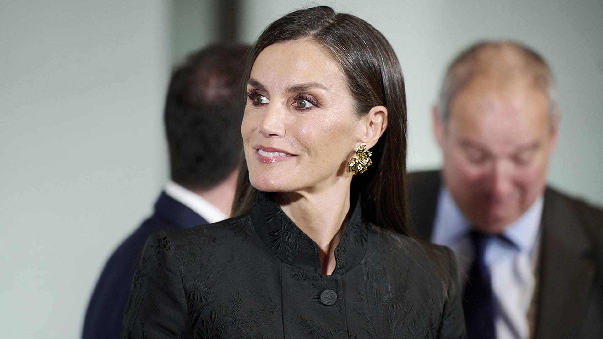 Consigue la melena extralisa de la reina Letizia con estos productos y consejos de experto