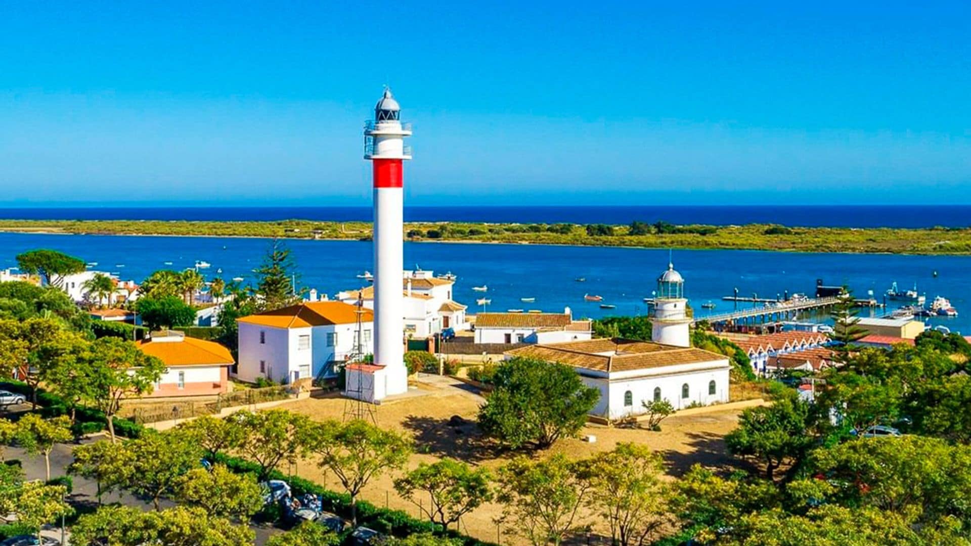 El Rompido, un pueblito blanco de pescadores y la playa más virgen de Huelva