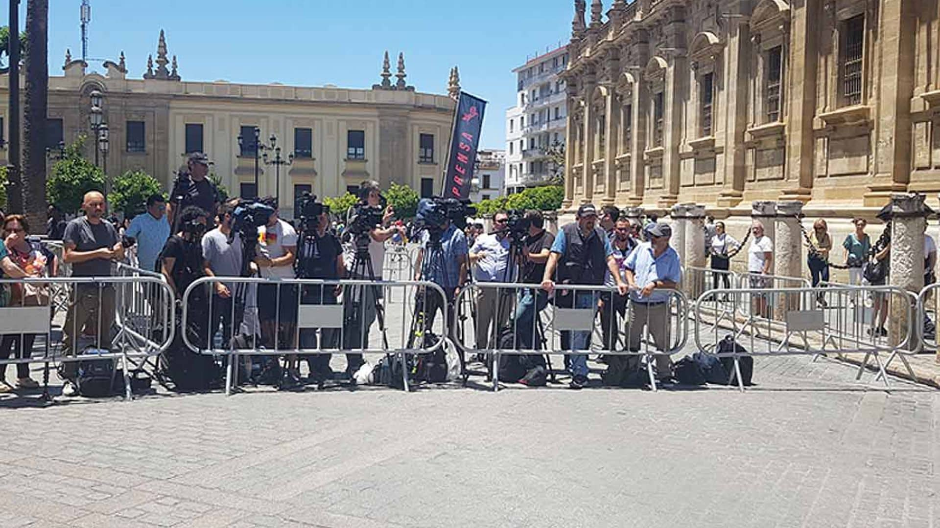 Sevilla se vuelca con la boda de Sergio y Pilar: así están ya las inmediaciones de la catedral