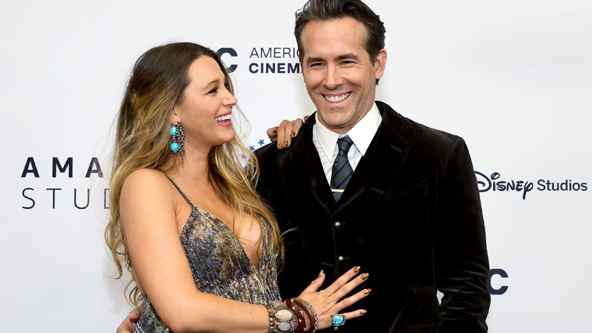 La gran noche de Ryan Reynolds con una embarazadísima Blake Lively y la 'pulsera de la suerte' de sus hijas