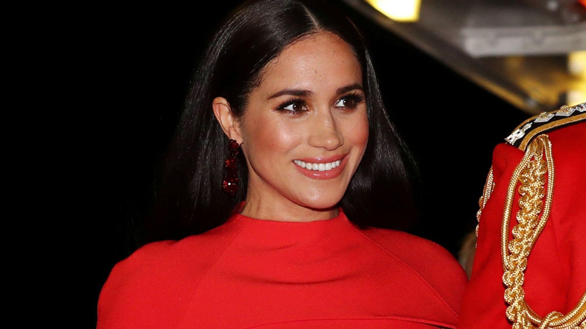 Desmaquíllate al estilo Meghan Markle con estas herramientas y dispositivos