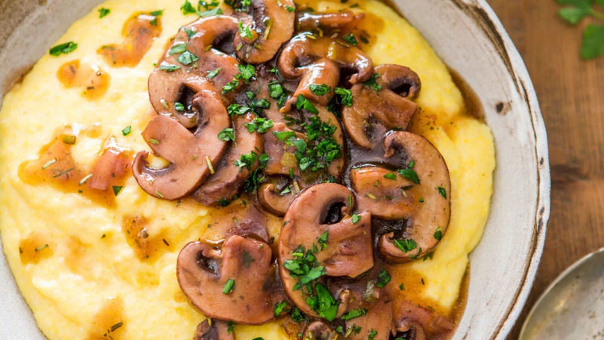 Polenta cremosa con champiñón al vino tinto