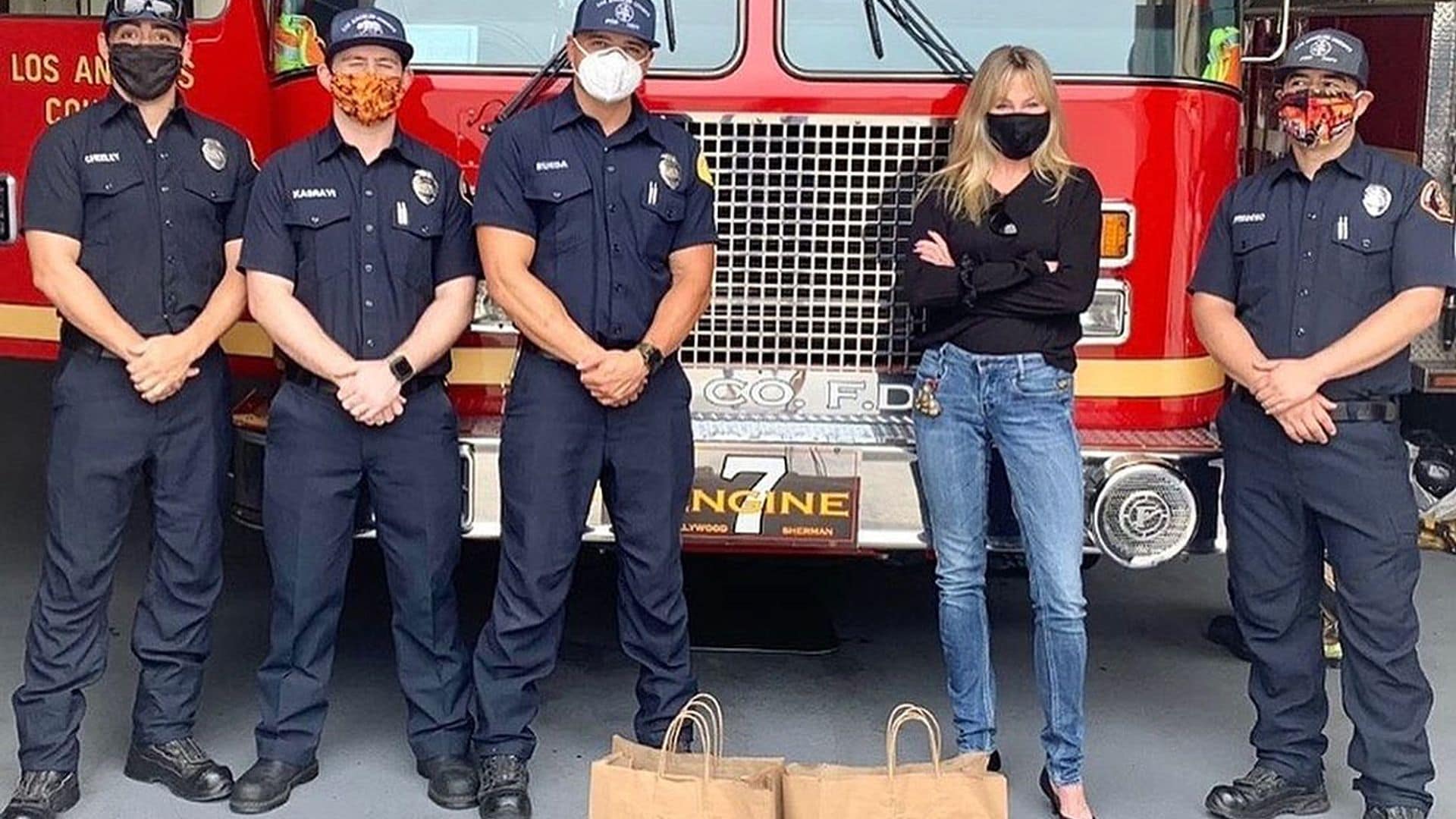 El gesto de Melanie Griffith con los bomberos en plena pandemia
