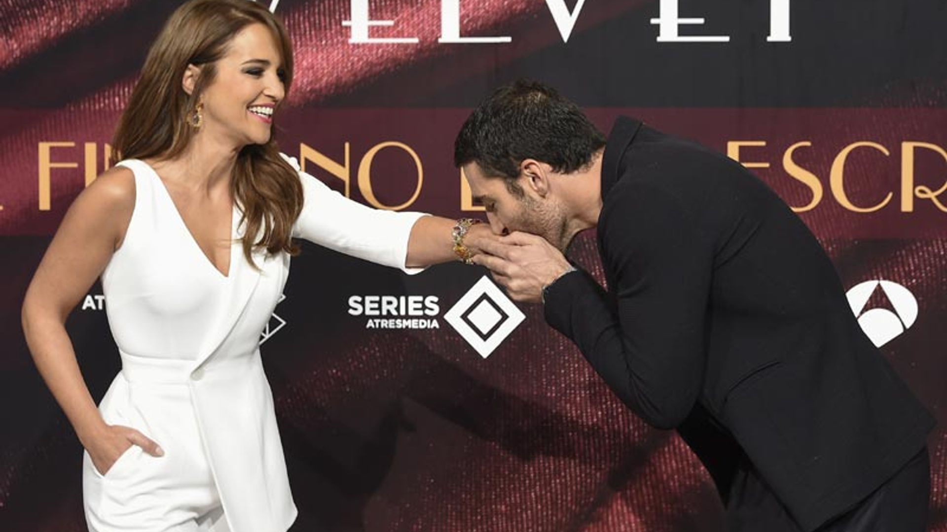 Emoción y lágrimas en una despedida especial: Paula Echevarría y Miguel Ángel Silvestre dicen adiós a 'Velvet'