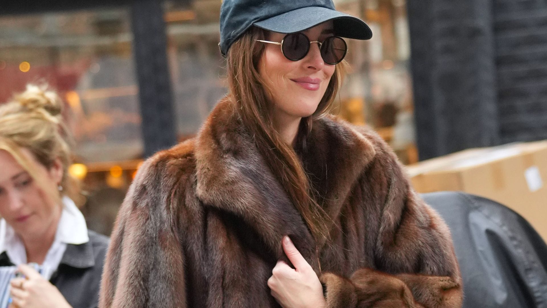 Dakota Johnson hace una declaración de estilo con abrigo elegante, gorra y jeans deslavados