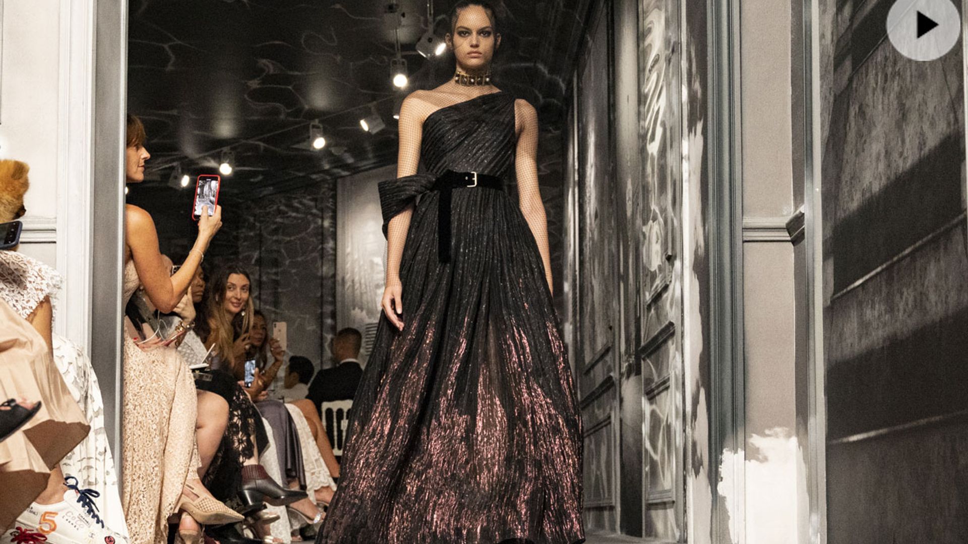 Descubre en HOLA.com el desfile de Dior Alta Costura en París