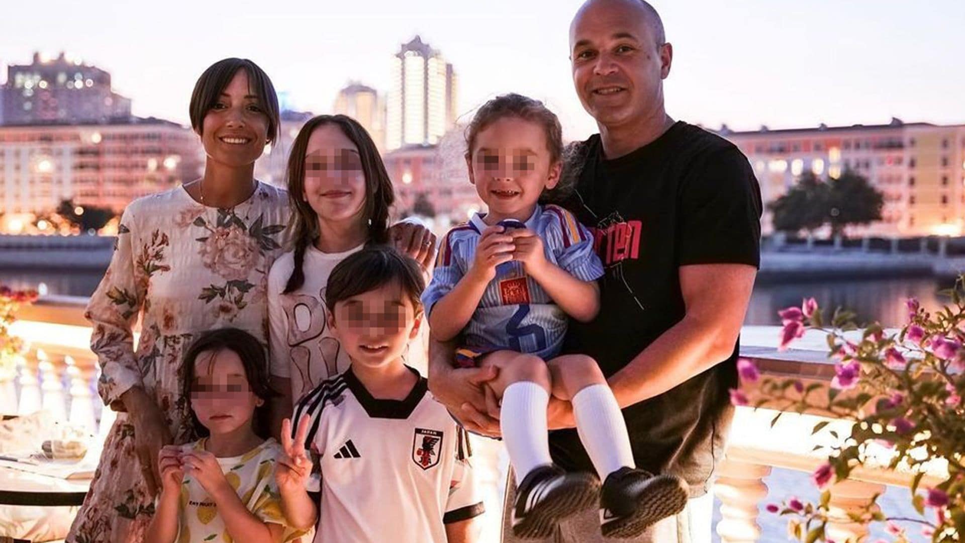 Andrés Iniesta comparte orgulloso la primera imagen de sus cinco hijos juntos