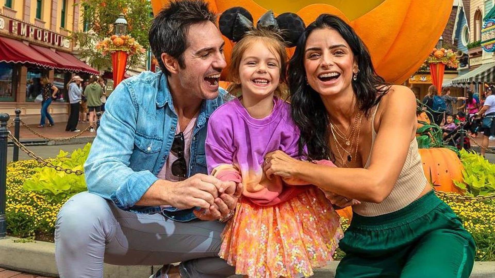 aislinn derbez y mauricio ochmann con su hija kailani