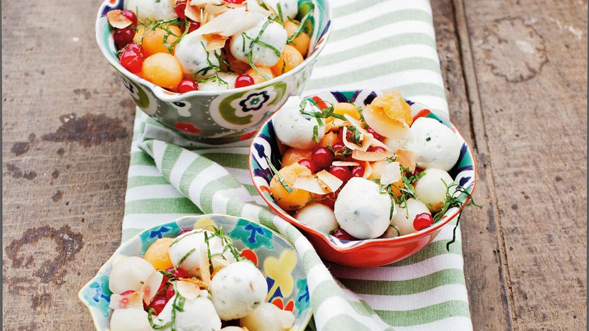 Ensalada de melón con 'mozzarella', grosellas y coco