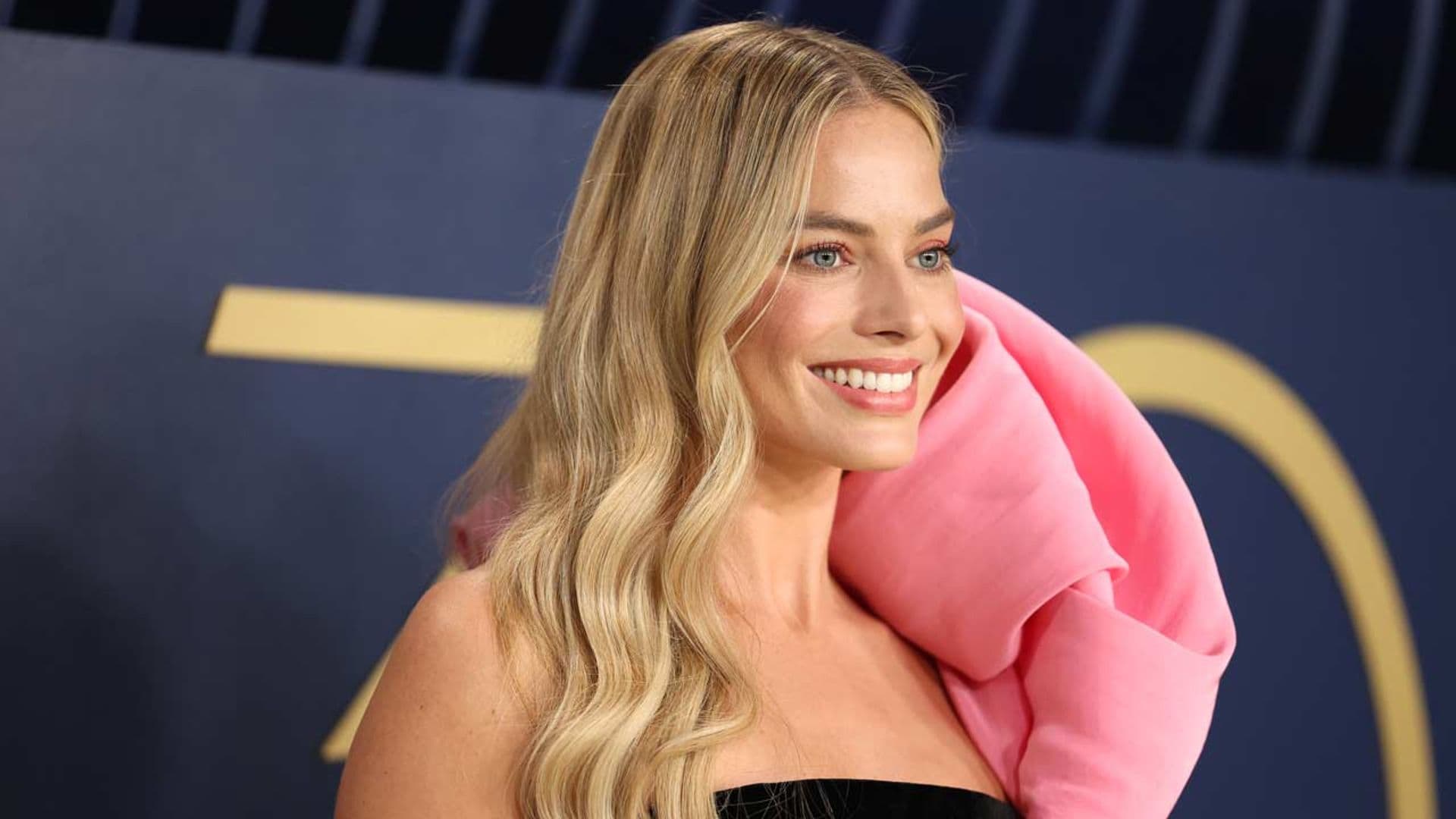 Margot Robbie deslumbra con el minivestido lencero que ya llevó... ¡Aitana!